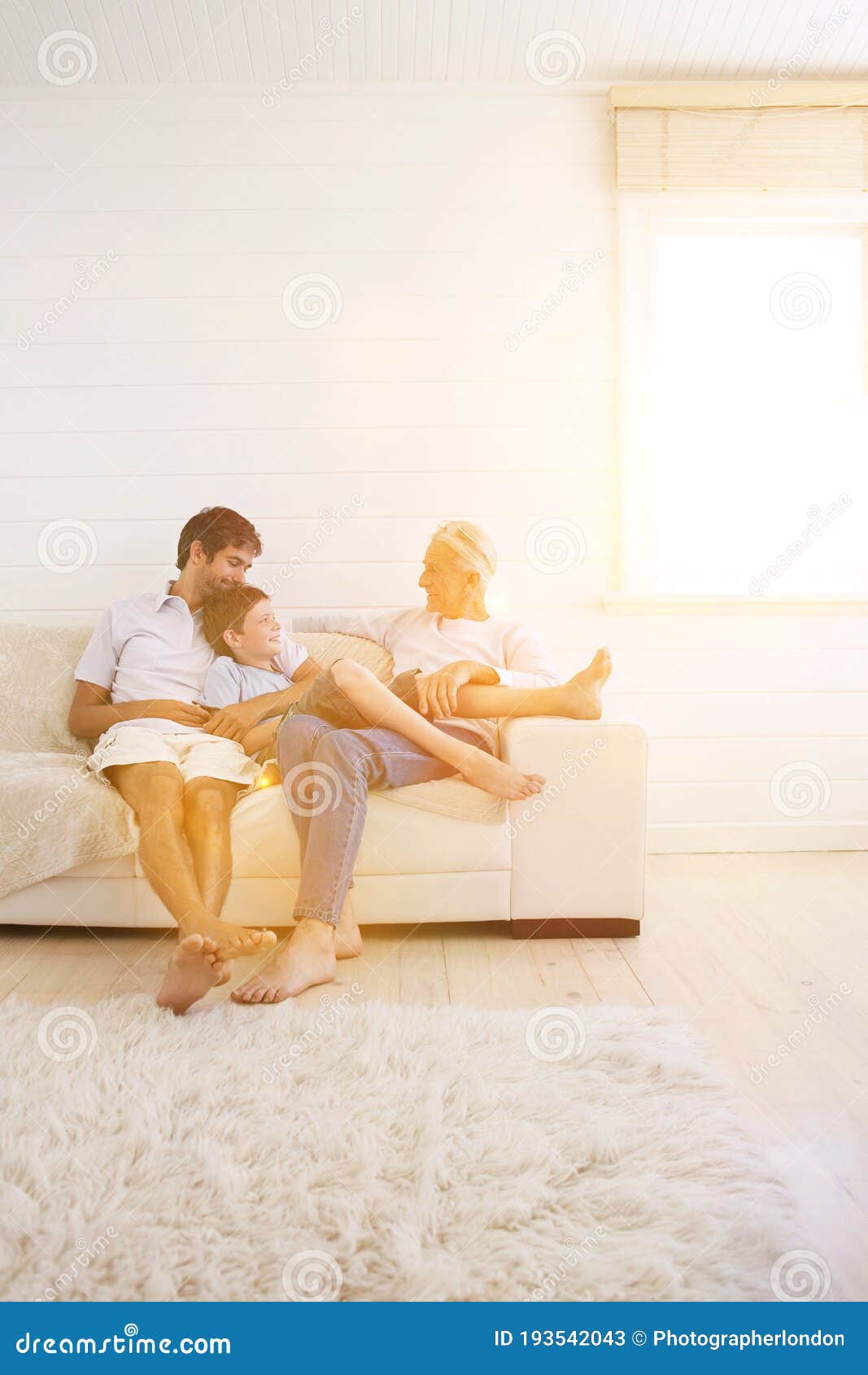 Fils De Père Et Grand Père Assis Sur Le Sofa Image Stock Image Du âgé