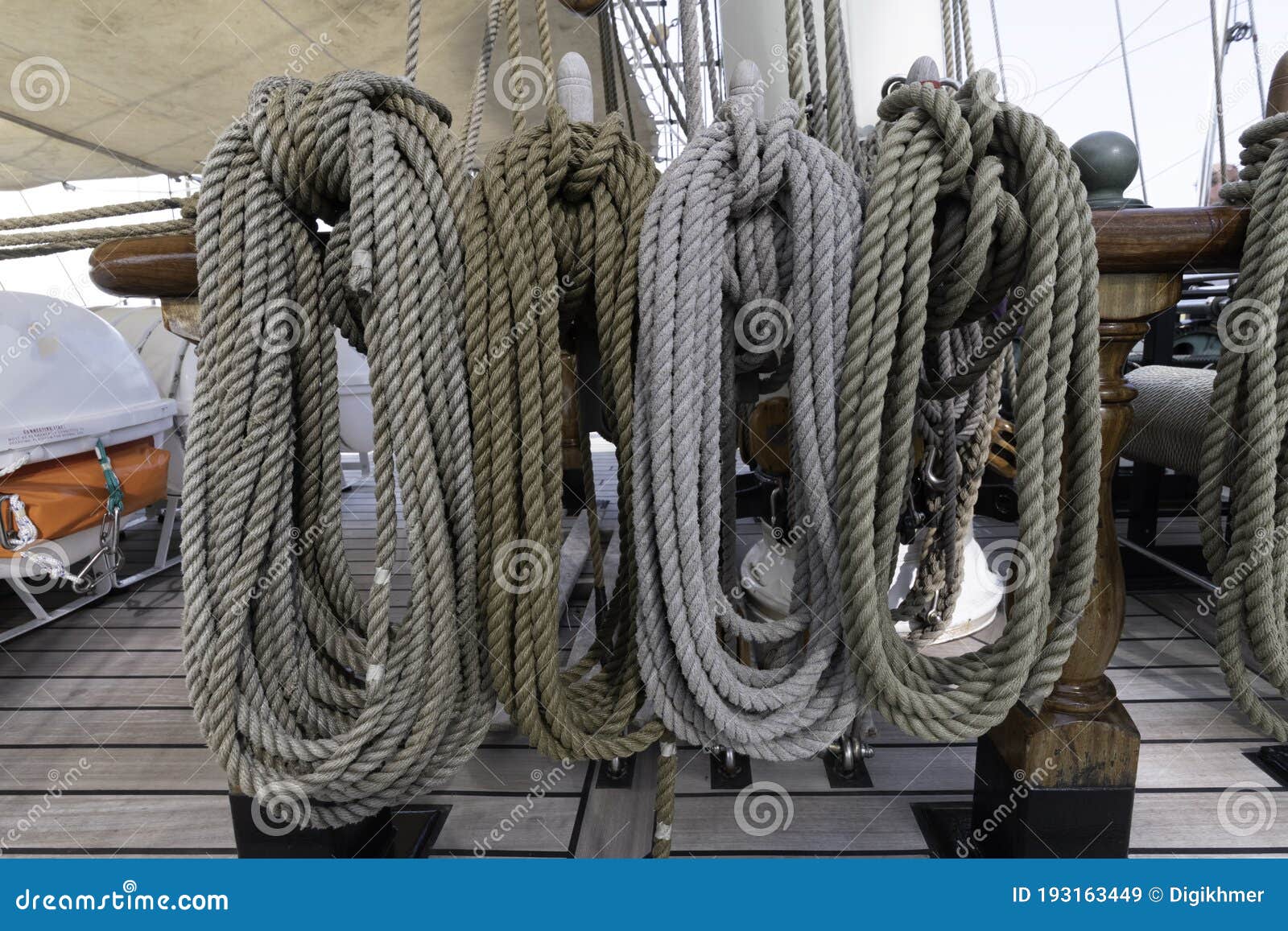 Fils Et Chaînes De Corde Sur Un Bateau De Pirates Image stock - Image