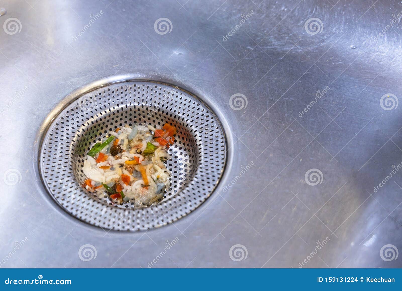 Filtre De Déchets De Cuisine Piégé Dans Le Drainage Photo stock