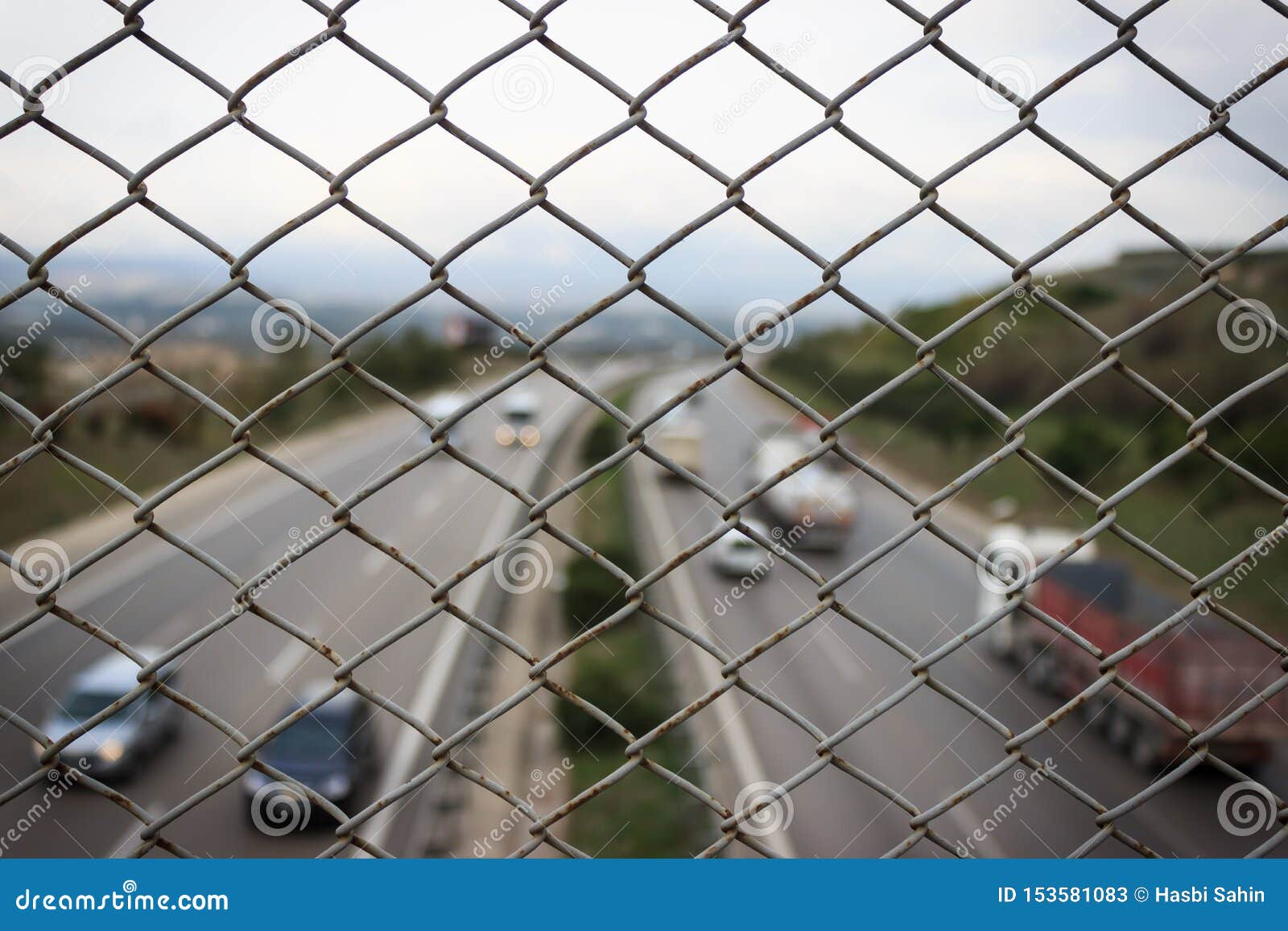 Fin Vers Le Haut De Barrière De Grillage Le Trafic Sur La Route Au Fond  Image stock - Image du maille, réseau: 153581083