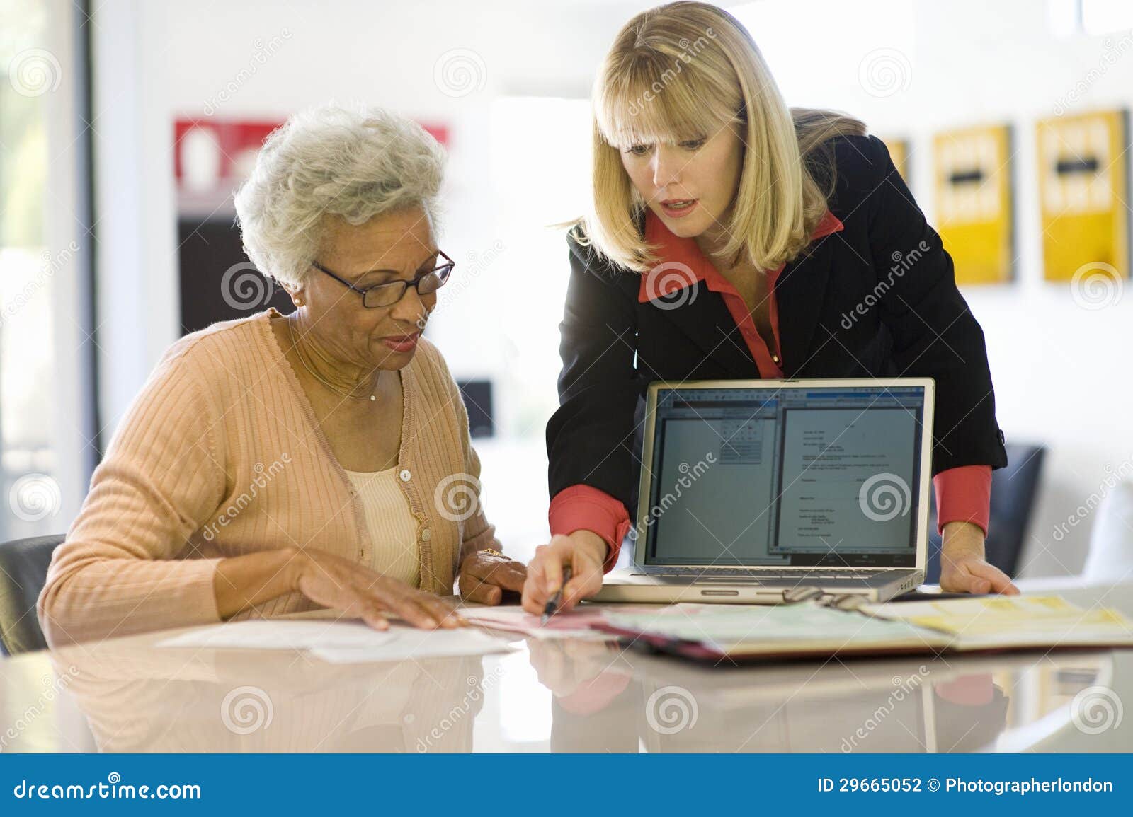 Finanzberater, der ältere Frau unterstützt. Weiblicher Finanzberater, der zu Hause ältere Frauen eines Afroamerikaners unterstützt