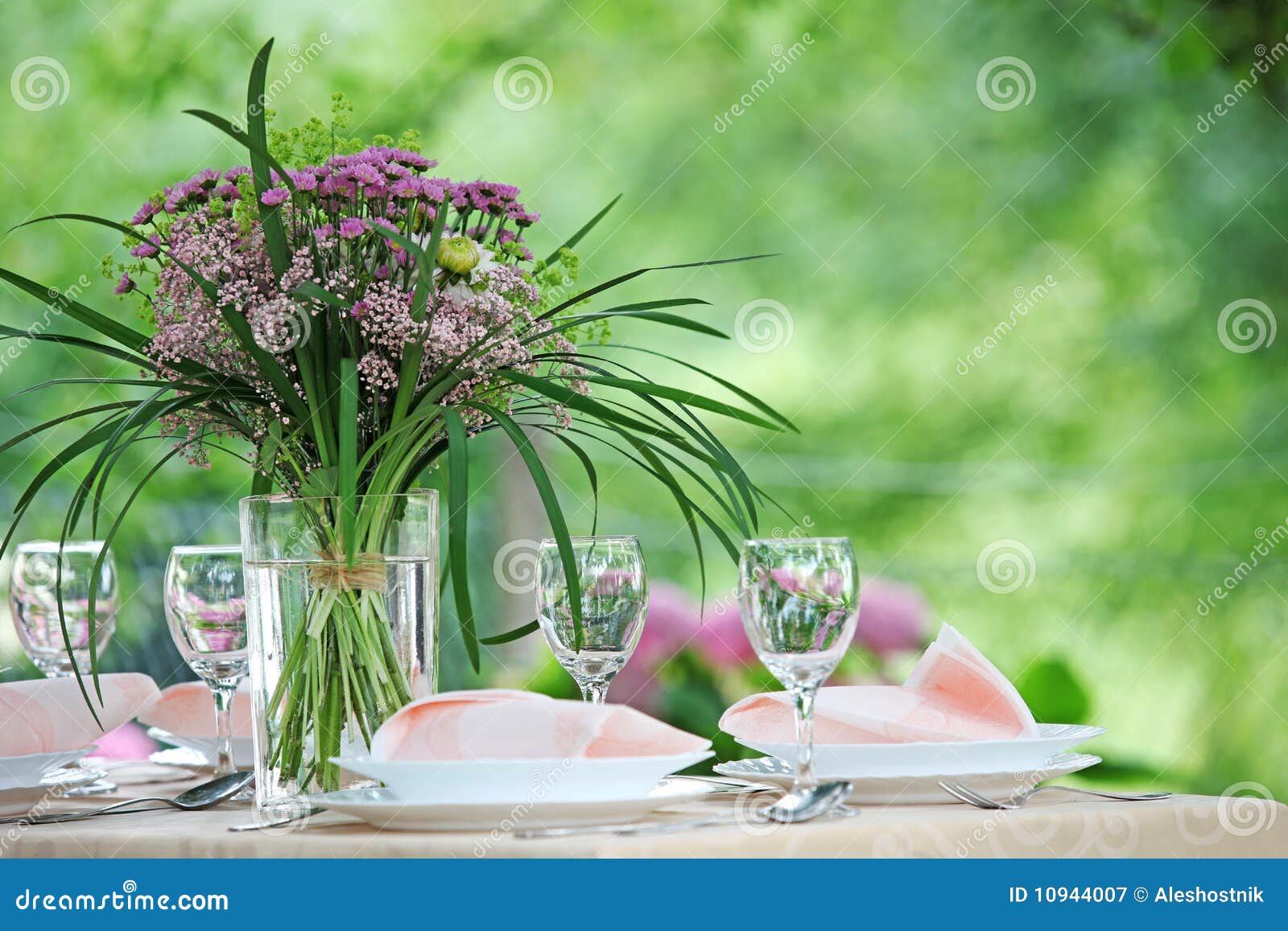 fine banquet table setting with bouquet