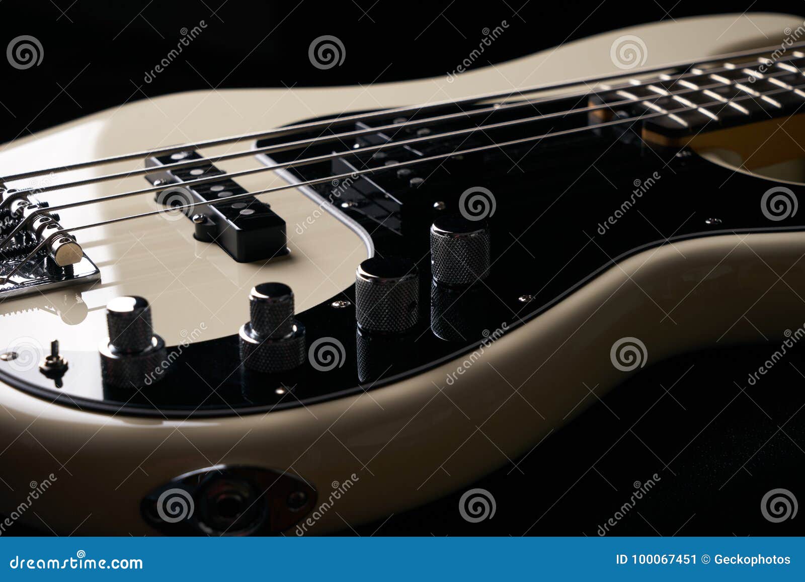 Chitarra Elettrica In Bianco E Nero Messa Su Fondo Bianco Arte Alla Moda Isolata Stile Moderno Della Roccia Di Lerciume Noir 134389631 - Foto 2