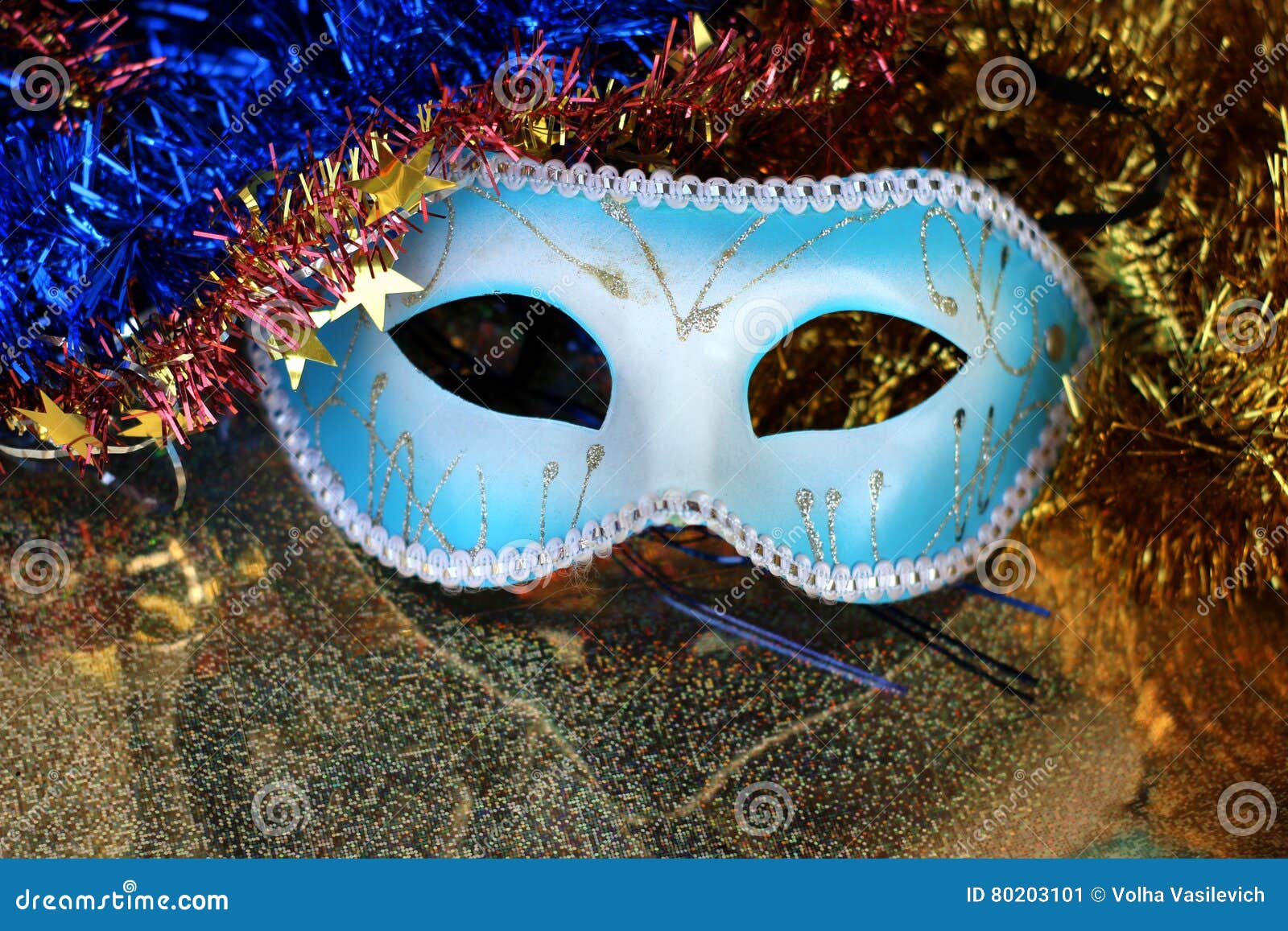 Fine Blu Brillante Della Maschera Di Carnevale Su Su Fondo Brillante Con Le  Ghirlande Colorate Festive Immagine Stock - Immagine di giocattolo,  colorato: 80203101