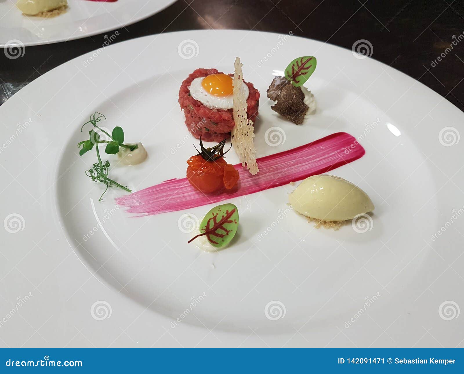 https://thumbs.dreamstime.com/z/fine-dining-food-dishes-chef-gourmet-restaurant-142091471.jpg