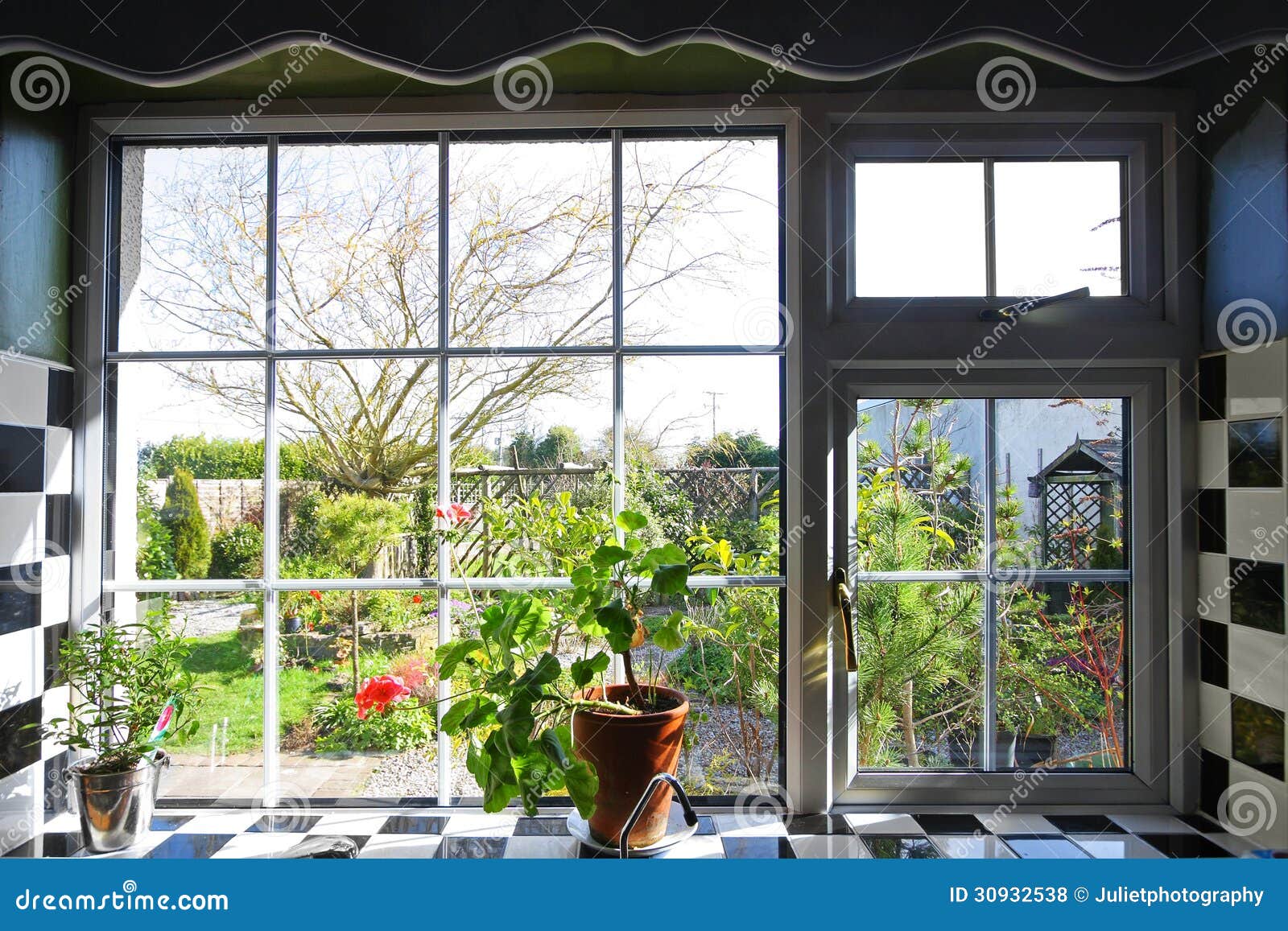 Finestra Della Cucina Con La Vista Sul Giardino Fotografia Stock Immagine Di Nero Nave