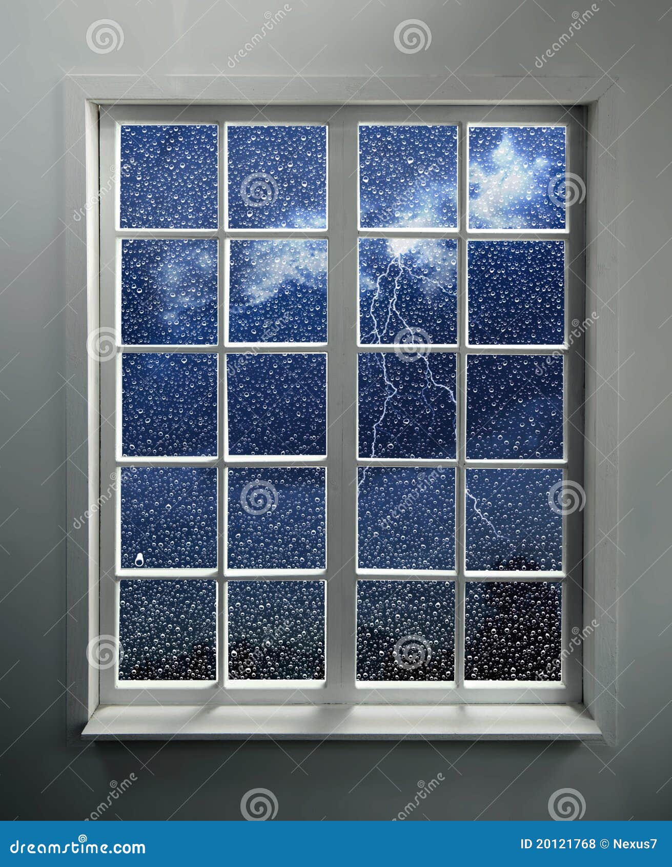 Finestra e tempesta dietro fotografia stock. Immagine di pericolo