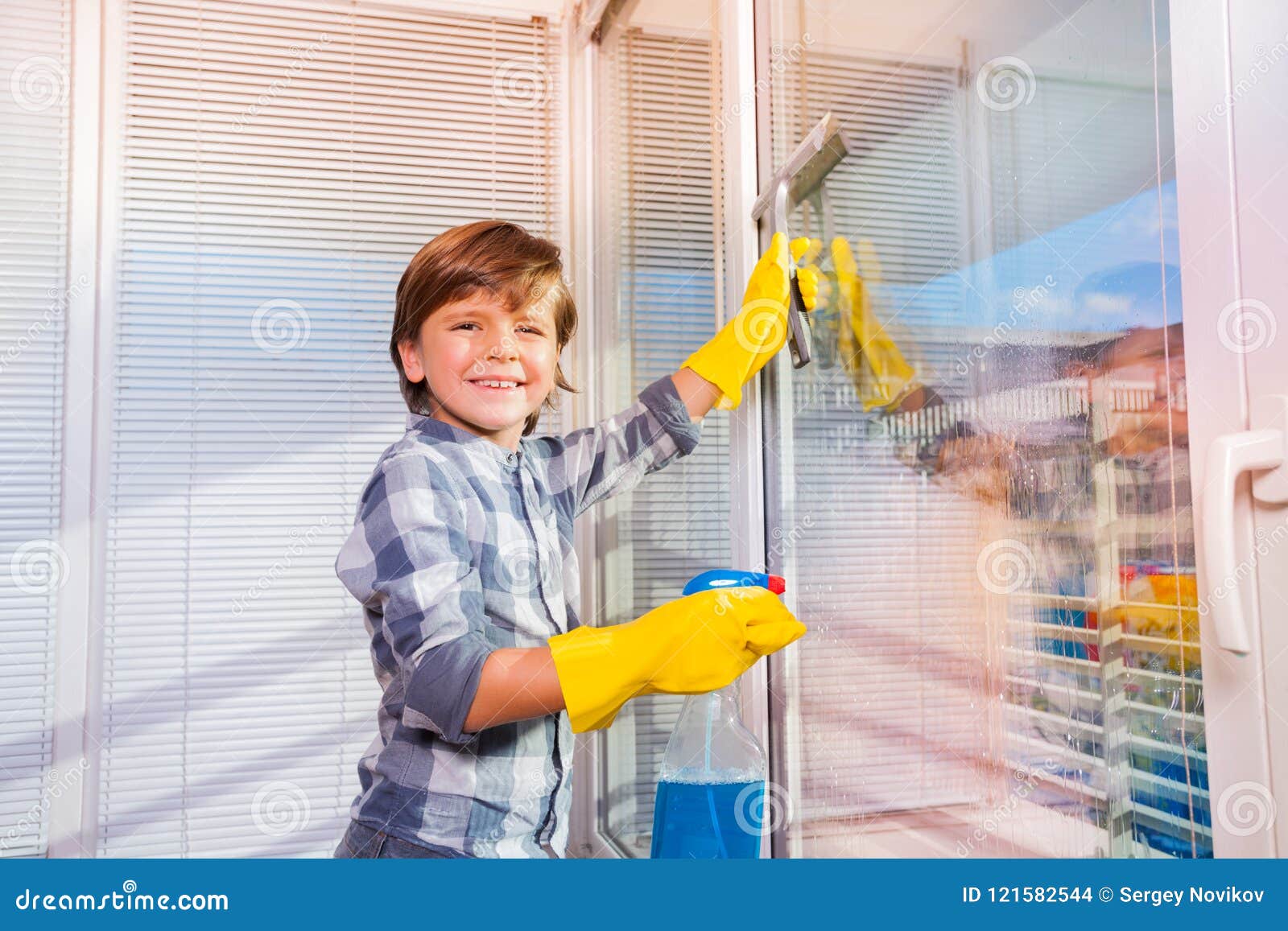 Finestre Sorridenti Di Lavaggio Del Ragazzo Con Lavavetri Fotografia Stock  - Immagine di divertimento, lifestyle: 121582544