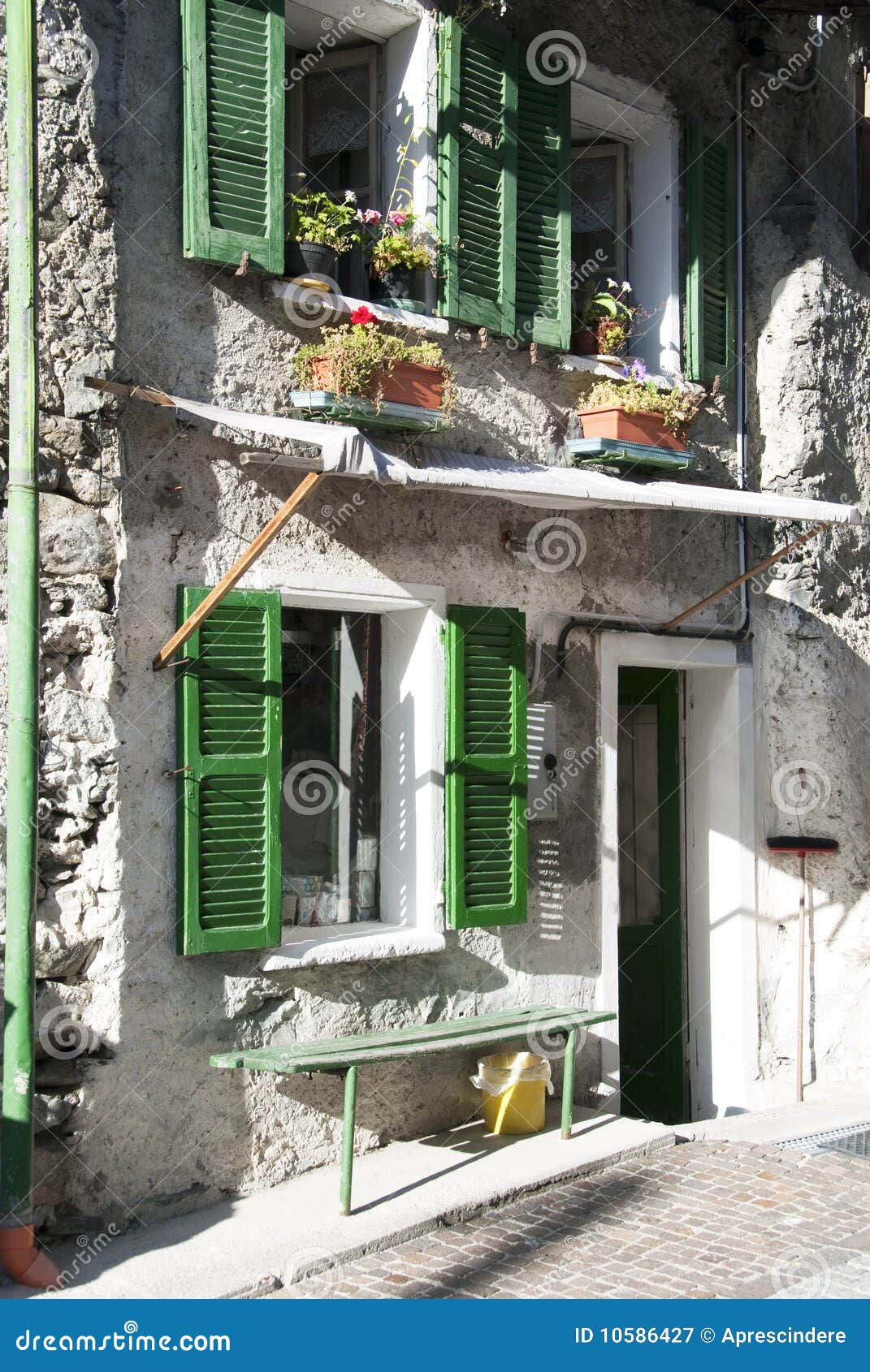 Finestre verdi nella vecchia casa della facciata fotografia stock ...