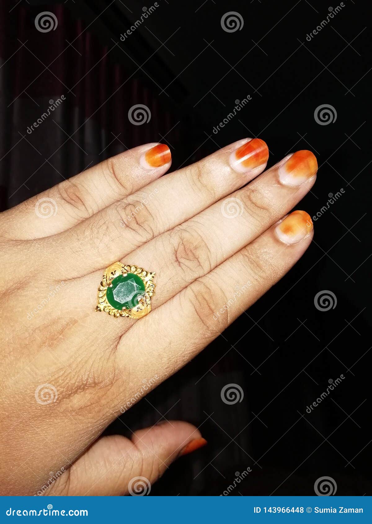 Finger Gold Green Panna Beautiful Ring. Stock Photo - Image of ring,  beautiful: 143966448