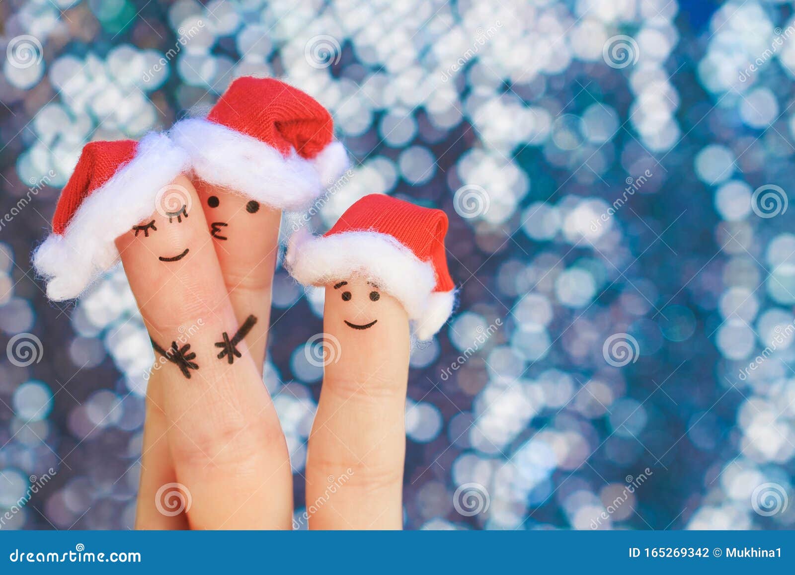 A arte dos dedos da família celebra o natal. conceito de grupo de pessoas  sorrindo em chapéus de ano novo.