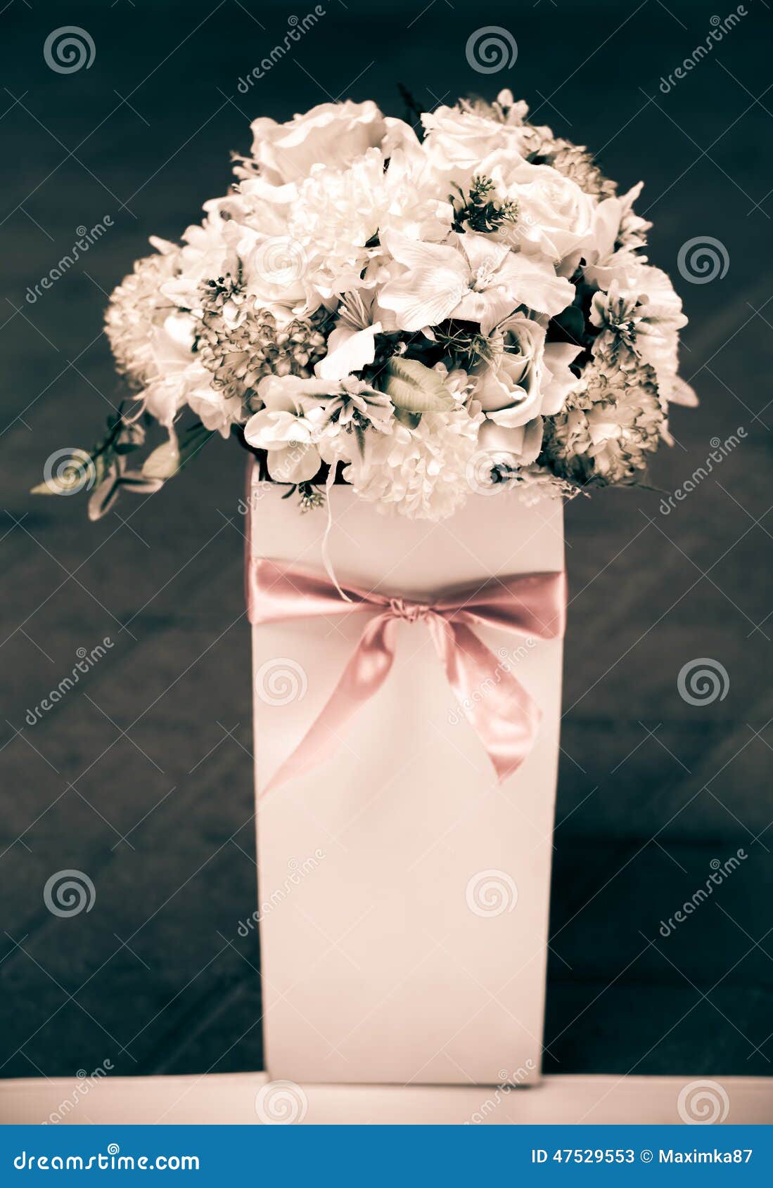Decorazioni di nozze dei fiori bianchi, all\u0027aperto