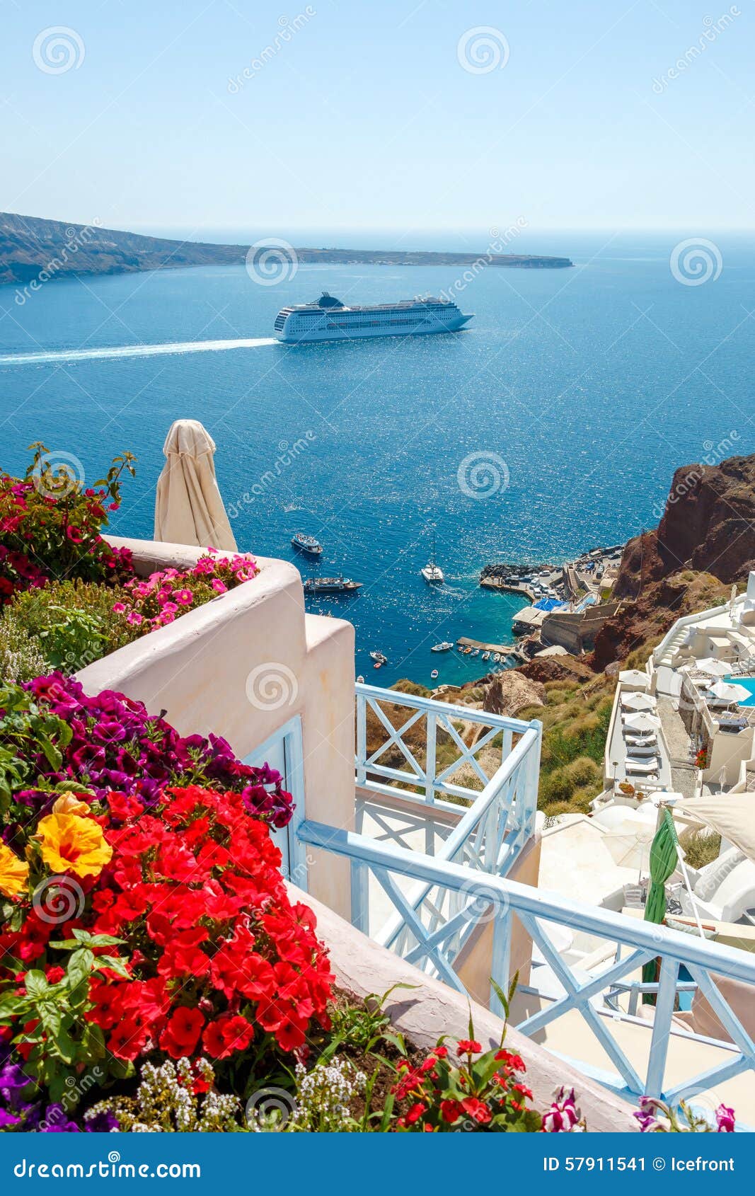 Fiori, Costruzioni E Nave Da Crociera a OIA, Santorini Immagine Stock -  Immagine di tradizionale, mare: 57911541