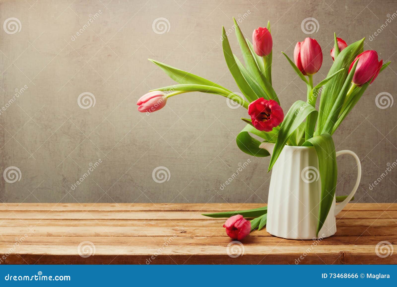 Fiori Del Tulipano Per La Celebrazione Di Compleanno Tulipani in Vaso  Fotografia Stock - Immagine di rustico, fiore: 73468666