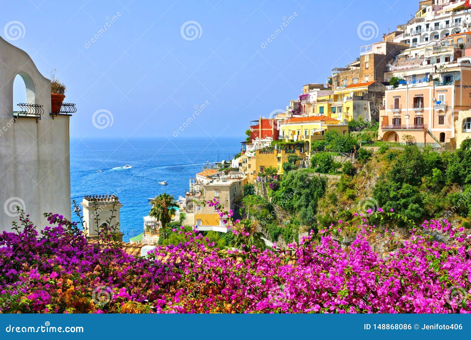 Fiori Variopinti E Costruzioni in Positano, Costa Di Amalfi, Italia  Fotografia Stock - Immagine di casa, mare: 148868086