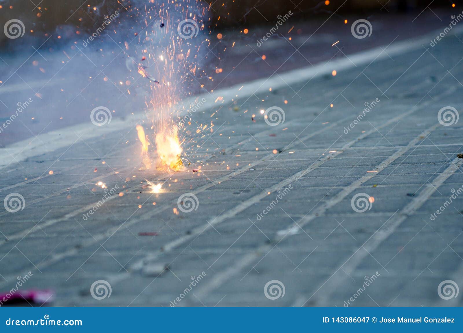 petardo encendido, detalle de las chispas durante las fallas.