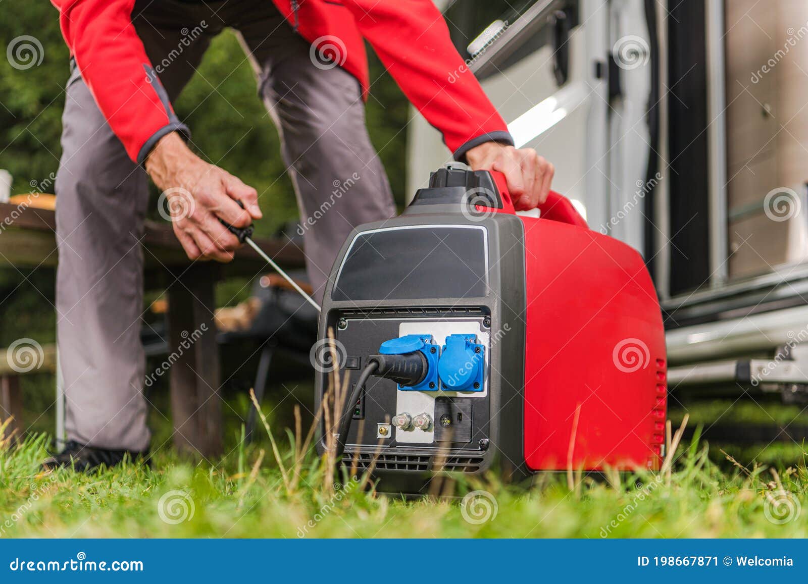 firing up gas powered portable inverter generator