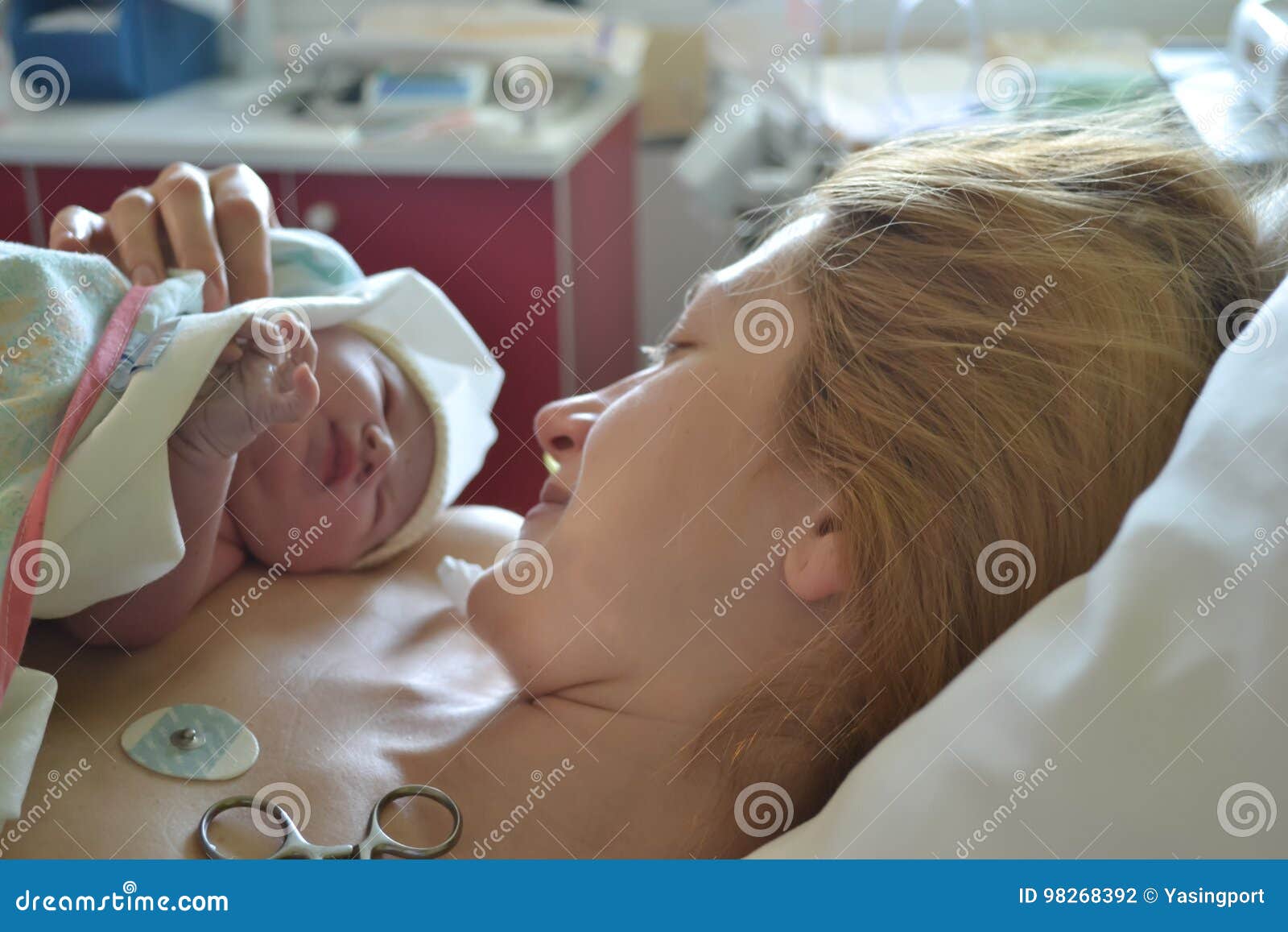 the first moments of mother and newborn after childbirth