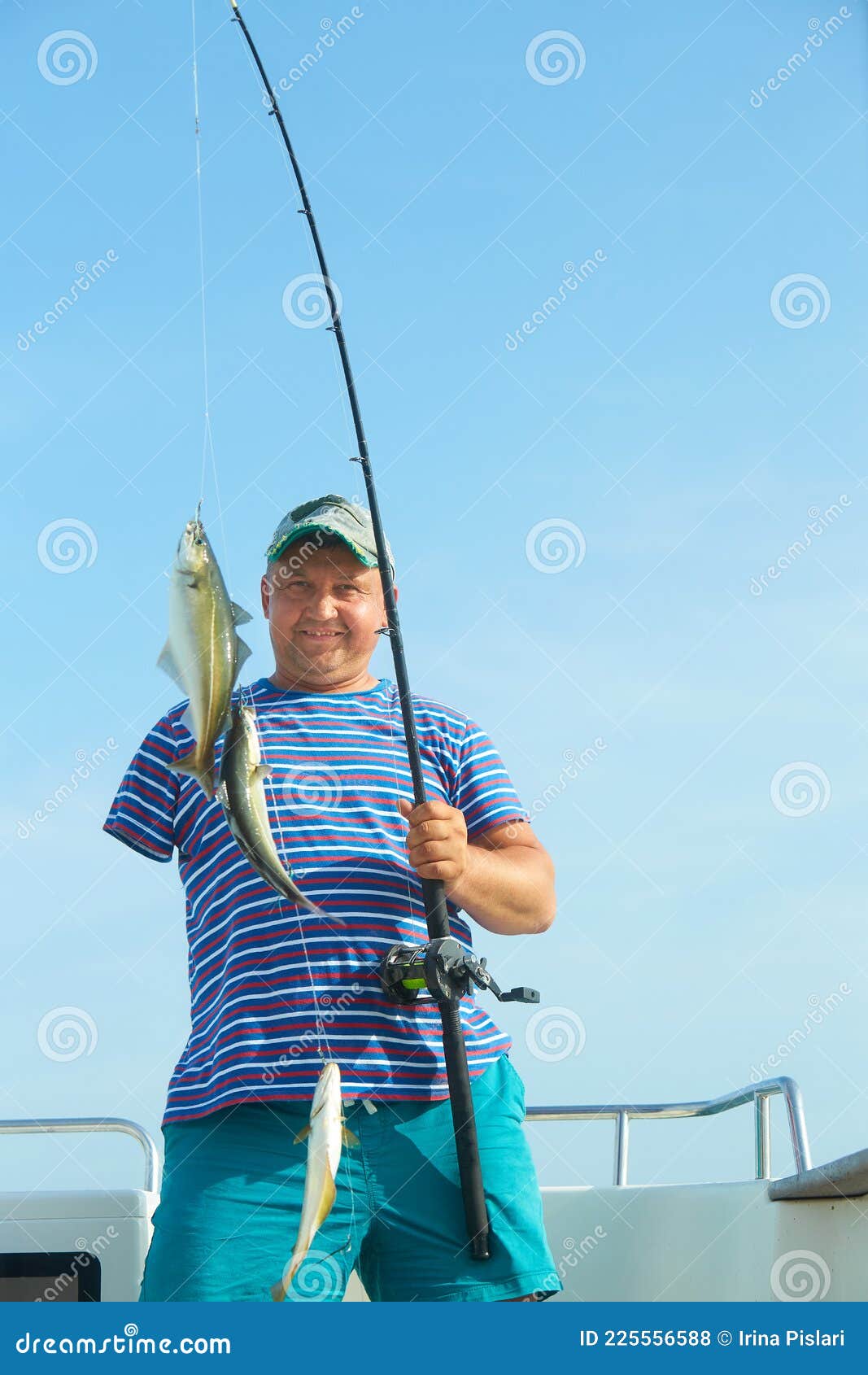 Fischer Halten Die Rute Mit Drei Pollock Fische in Haken Auf Dem Boot.  Angelausflüge Im Meer. Stockfoto - Bild von glücklich, seelachs: 225556588