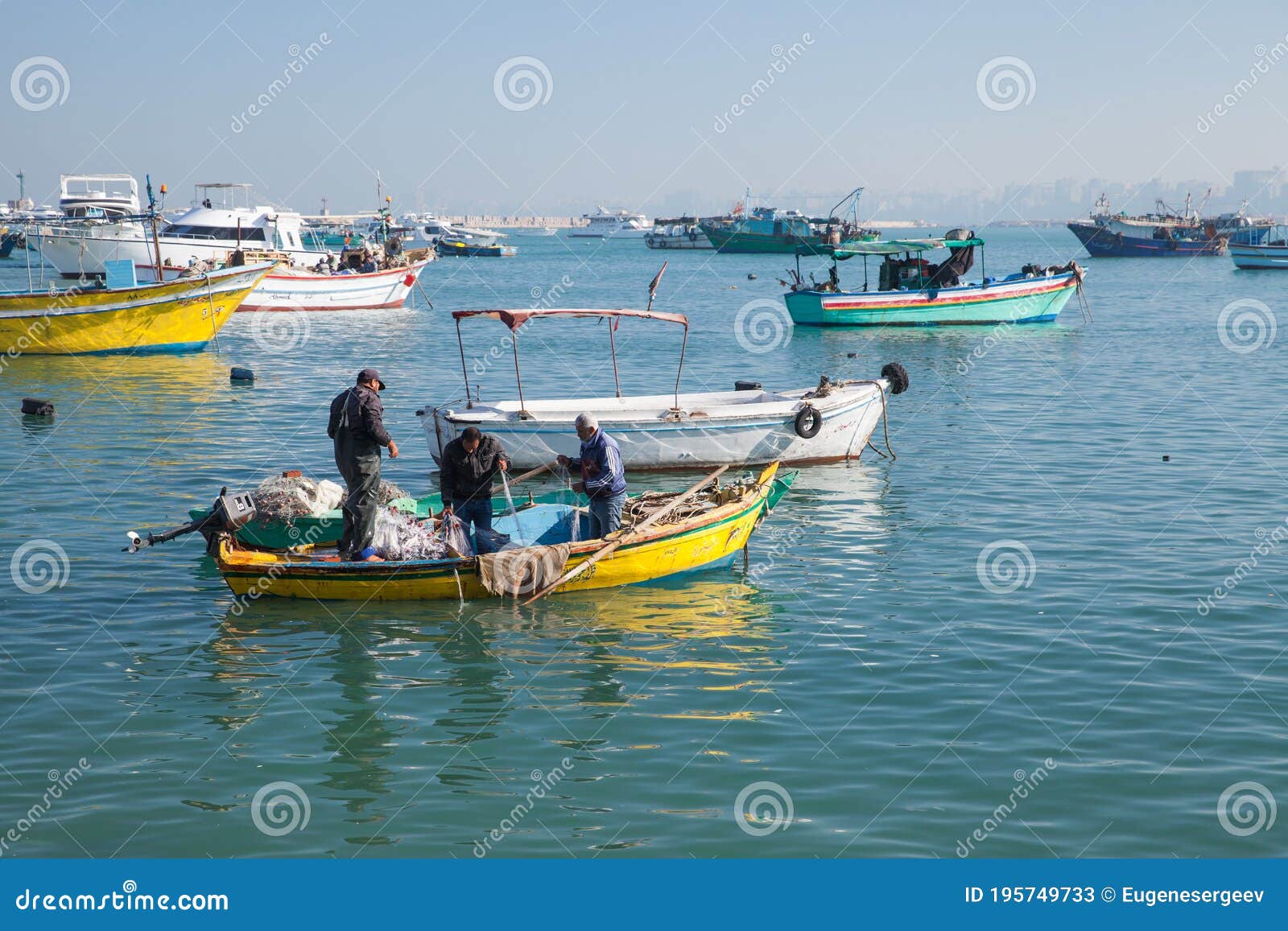 Fischer Reparatur Ein Netz Im Boot Fischereihafen Ägypten Redaktionelles  Stockfoto - Bild von ufer, arabisch: 195749733