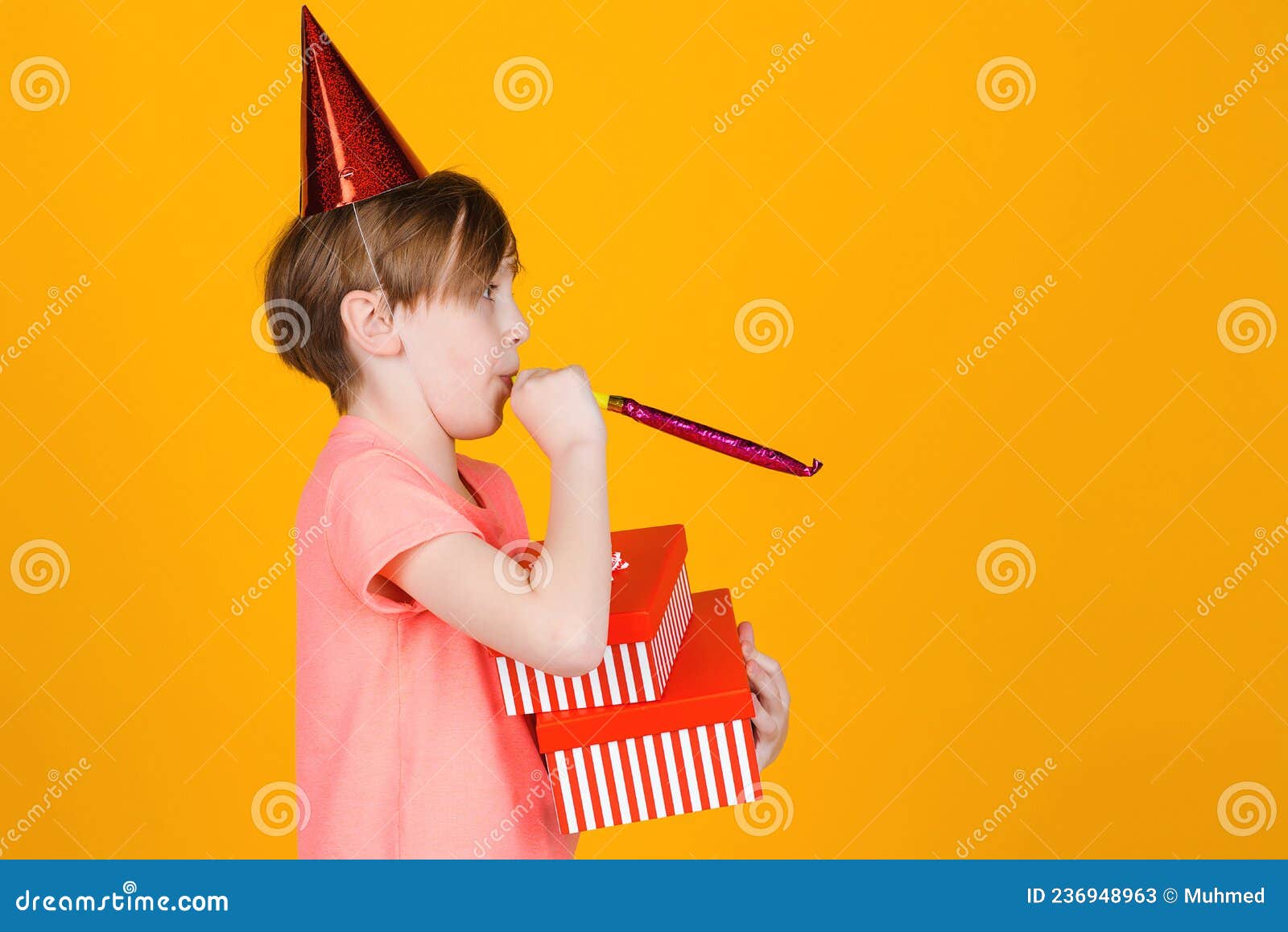 Fischietto Che Soffia Il Bambino. Ragazzo Con Regali Di Compleanno.  Festività E Festa Della Gioia Del Divertimento Immagine Stock - Immagine di  gioia, faccia: 236948963