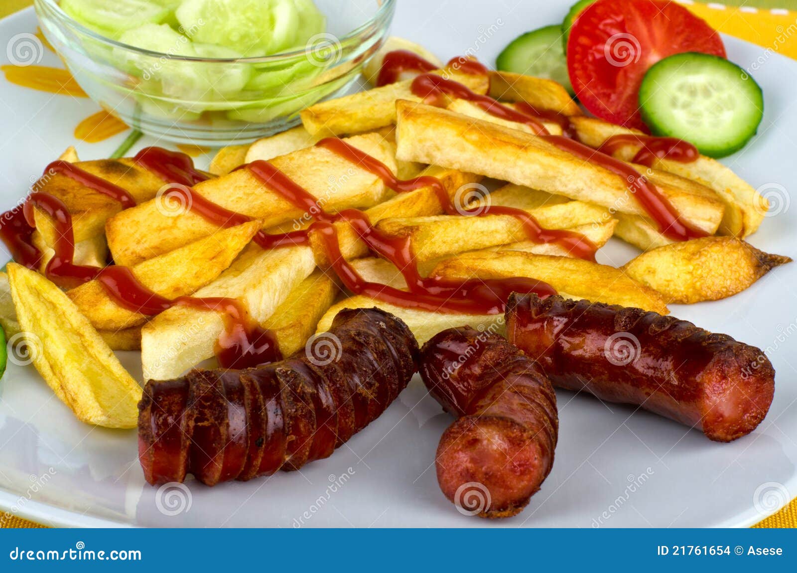 Fischrogen mit Würsten. Schließen Sie herauf Foto der Würste mit Pommes-Frites und Gemüse