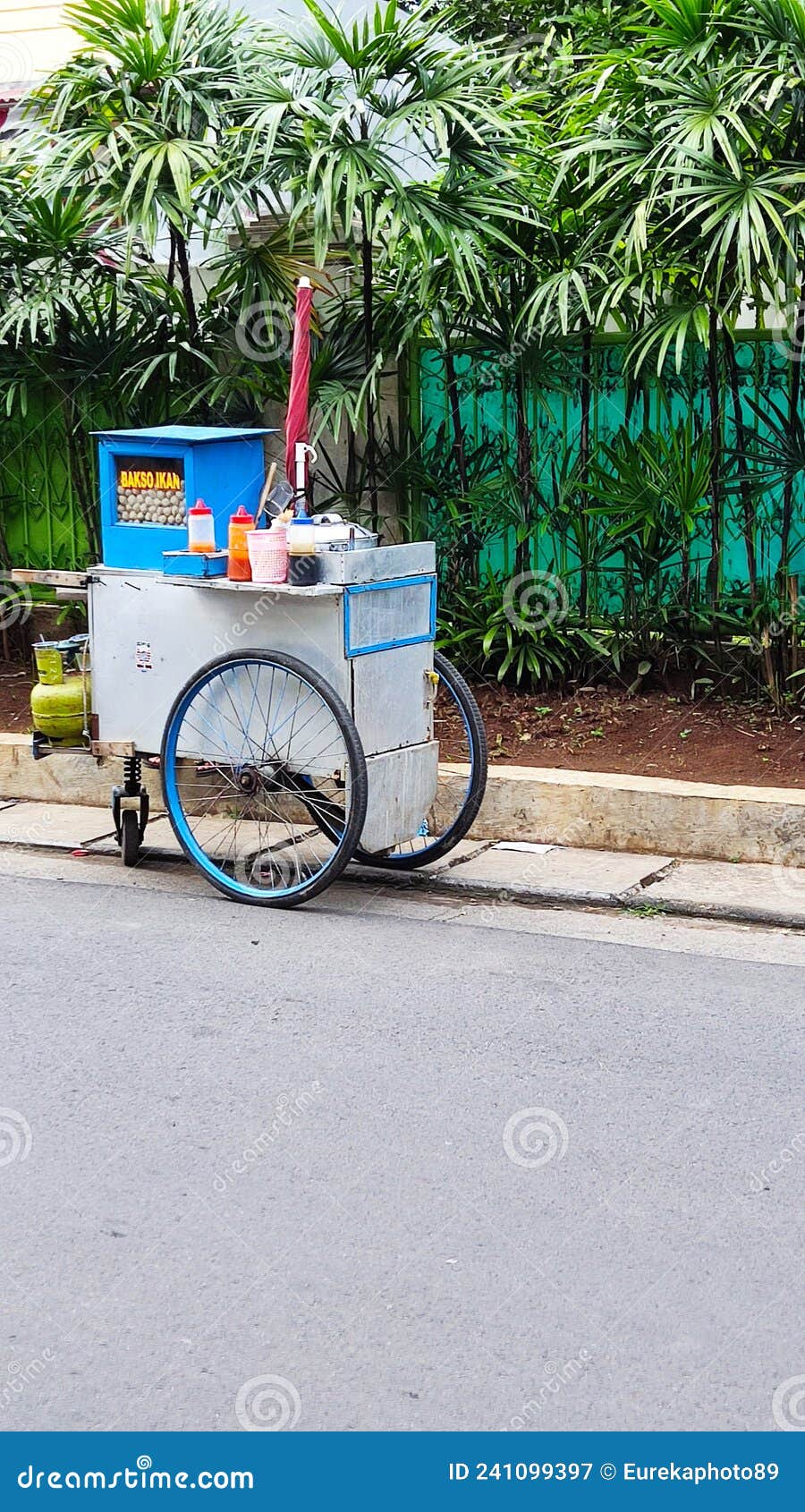 https://thumbs.dreamstime.com/z/fish-ball-traditional-street-food-merchant-use-simple-wheelbarrel-cart-waiting-customer-241099397.jpg