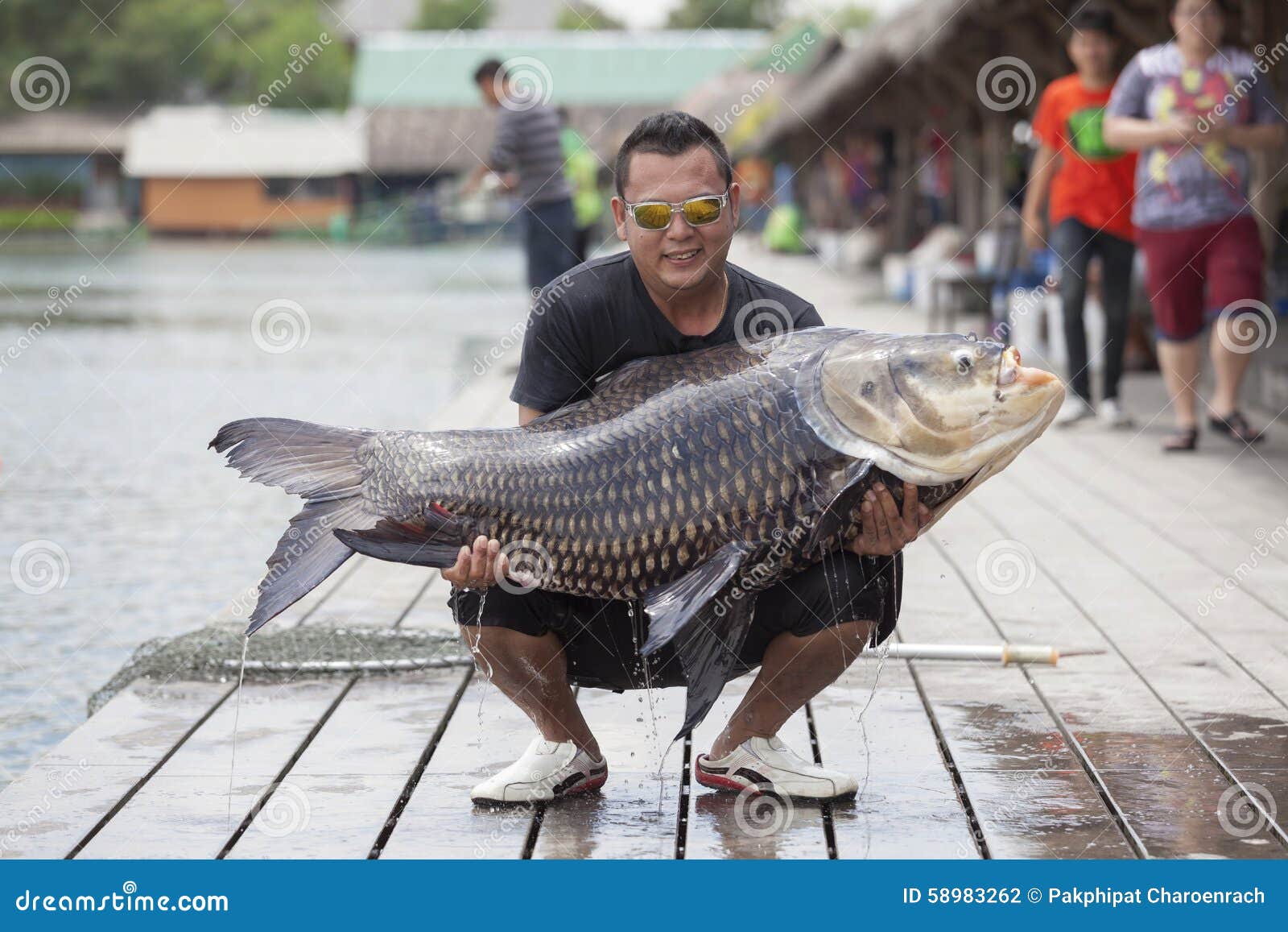 https://thumbs.dreamstime.com/z/fisherman-holding-giant-catfish-bungsamran-fishing-park-bangkok-thailand-september-bangkok-thailand-58983262.jpg