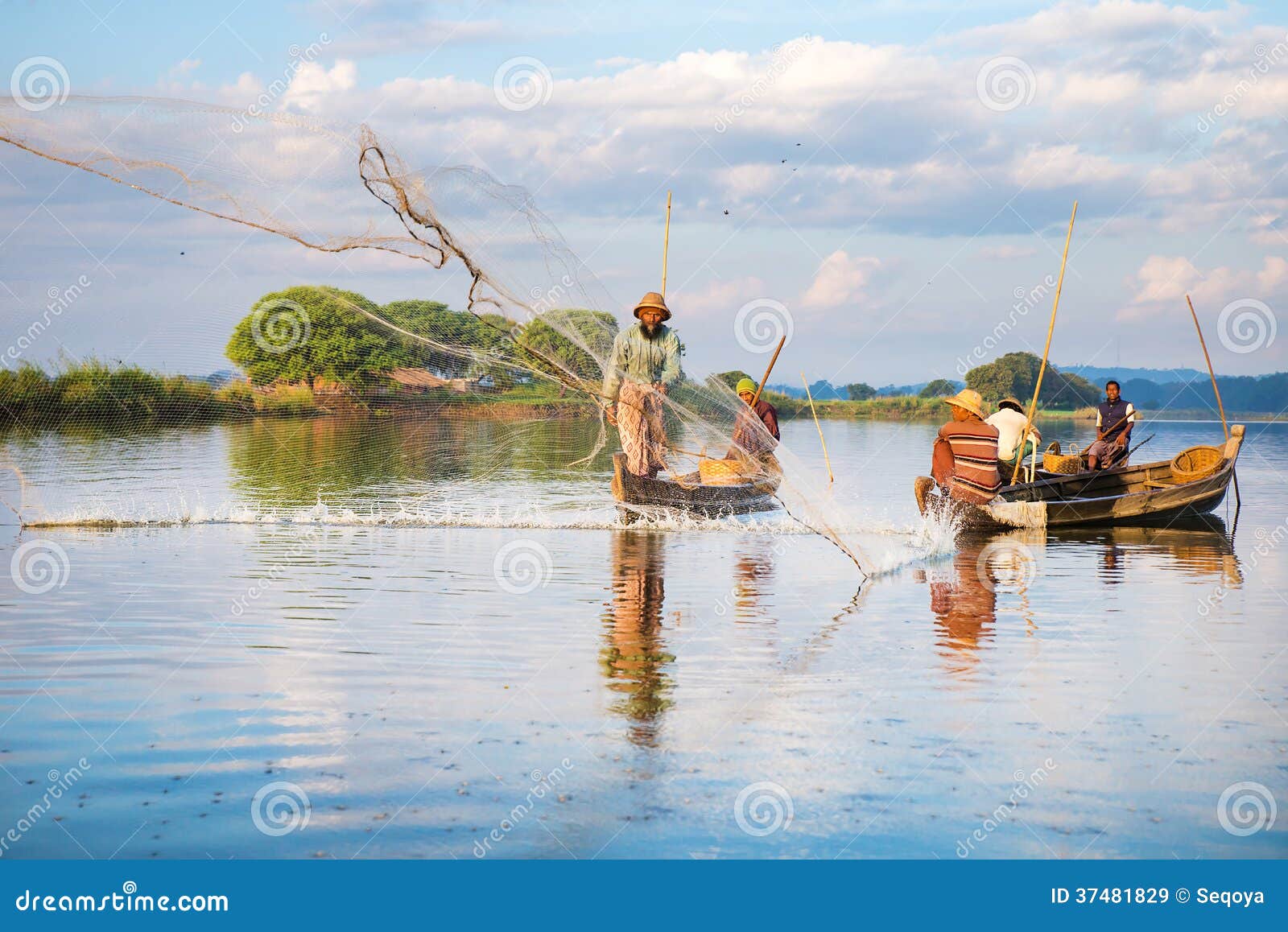 Fishermen show ancient way editorial stock image. Image of reflection -  37481829