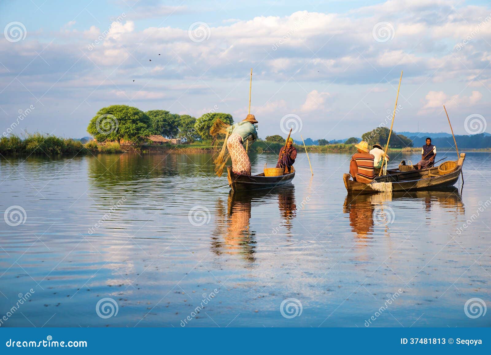 Fishermen Show Ancient Way of Fishing Nets Editorial Stock Photo - Image of  poverty, kayak: 37481813