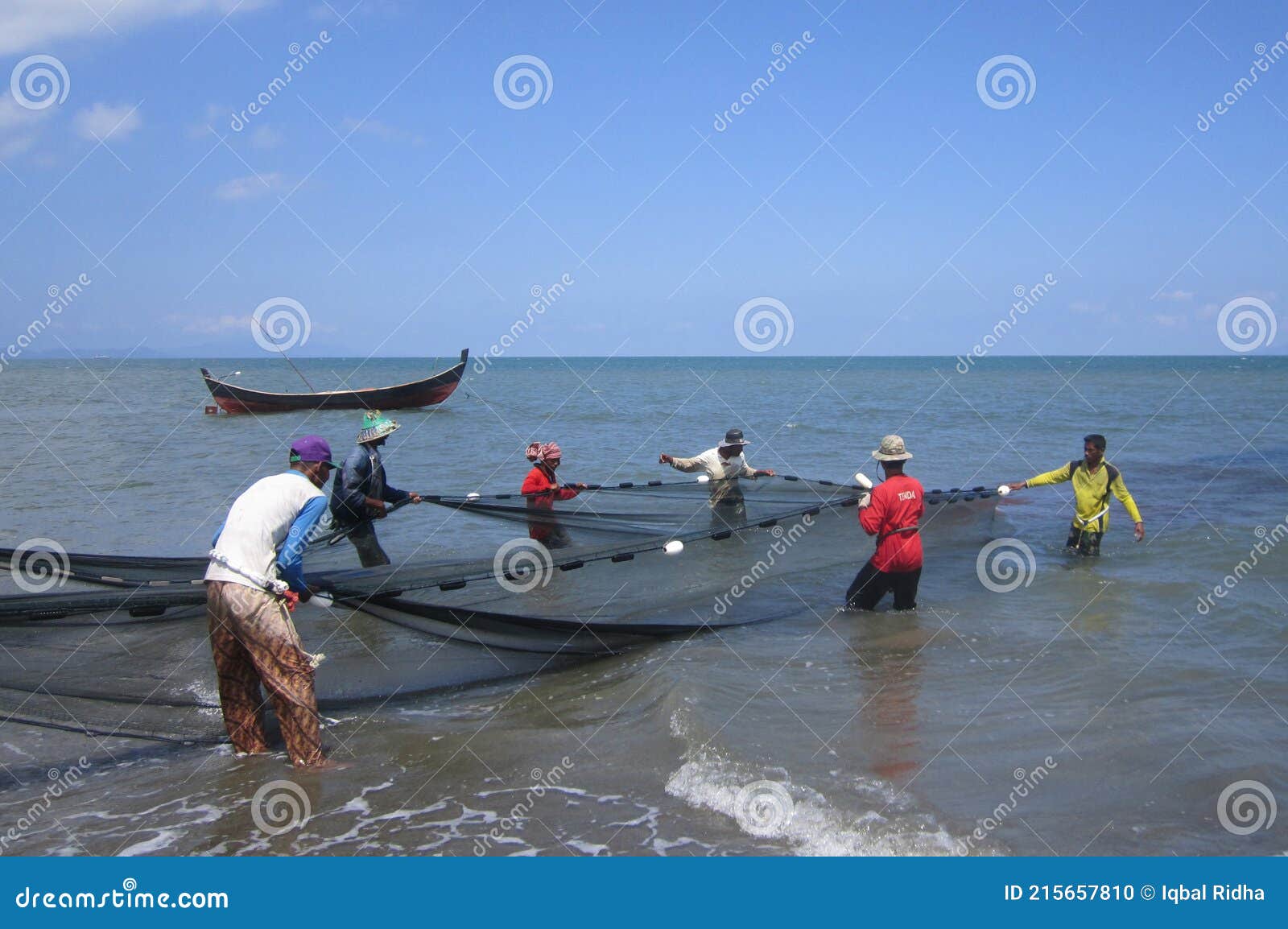 The Final Process of Drawing Beach Seine Types of Trawlers Ashore by  Traditional Fishermen at Alue Naga Beach, Banda Aceh Editorial Image -  Image of seine, included: 215657810