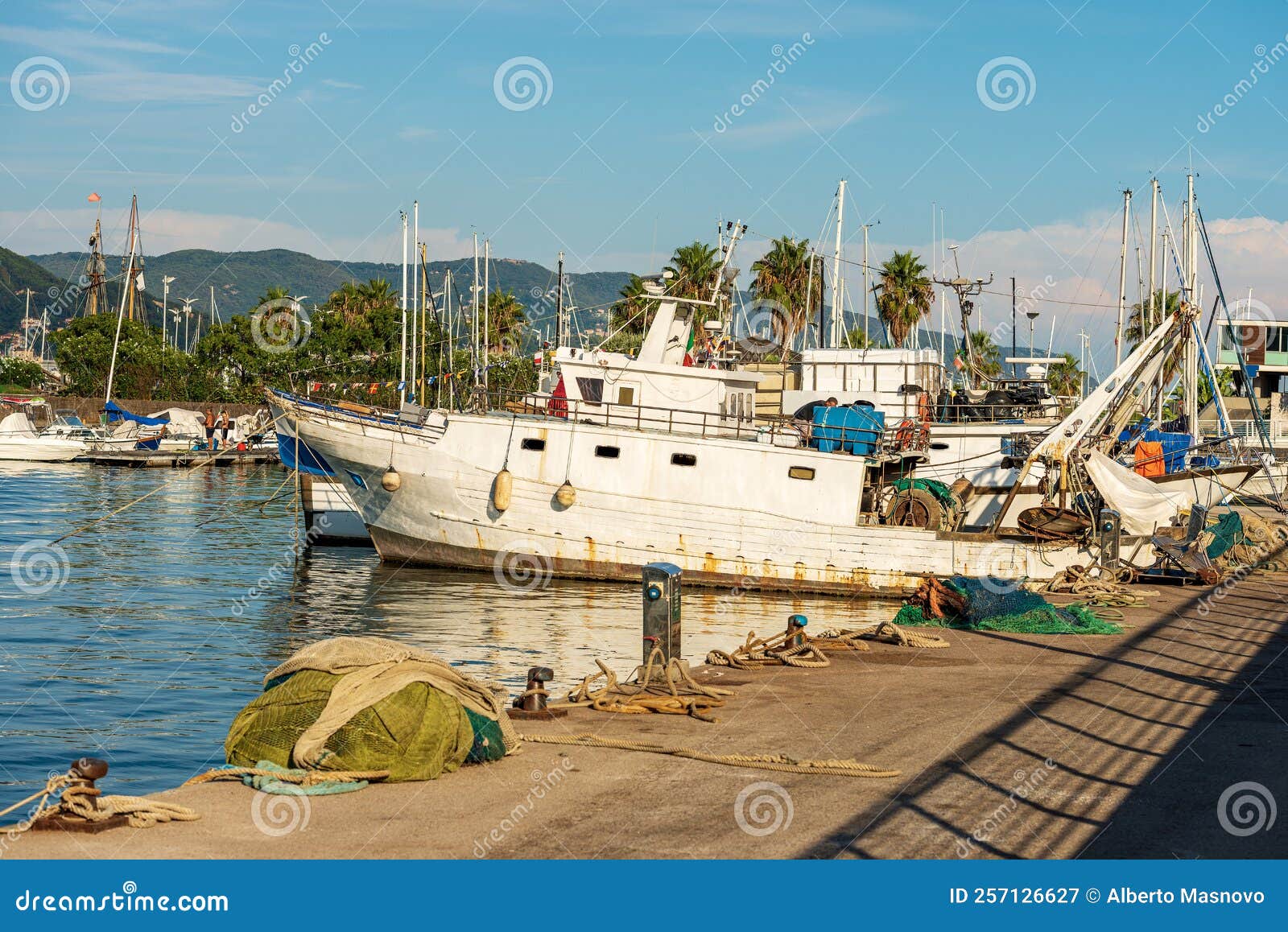 https://thumbs.dreamstime.com/z/fishing-boats-used-trawling-trawler-quayside-nets-ropes-moorage-bollards-port-la-spezia-town-gulf-la-spezia-257126627.jpg