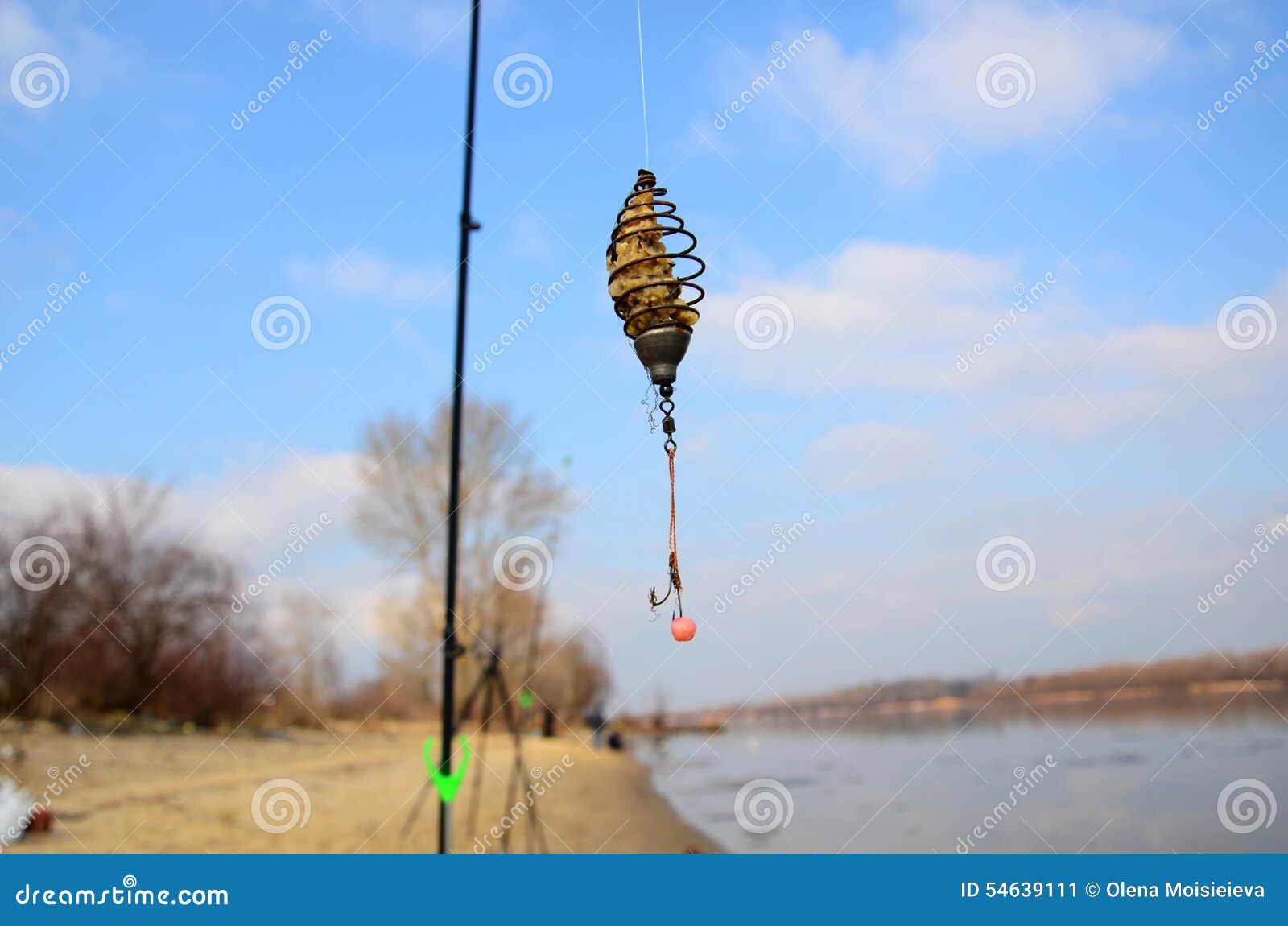 https://thumbs.dreamstime.com/z/fishing-feeder-ready-to-throw-54639111.jpg