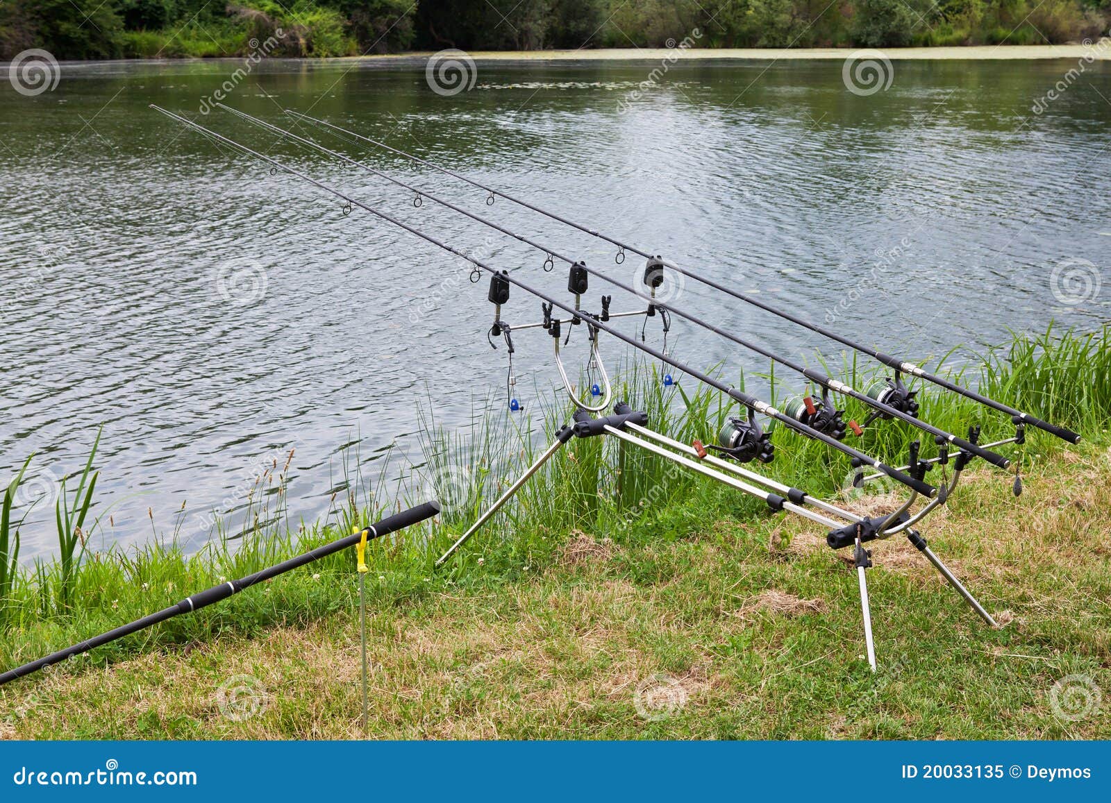 https://thumbs.dreamstime.com/z/fishing-poles-mounted-holder-20033135.jpg