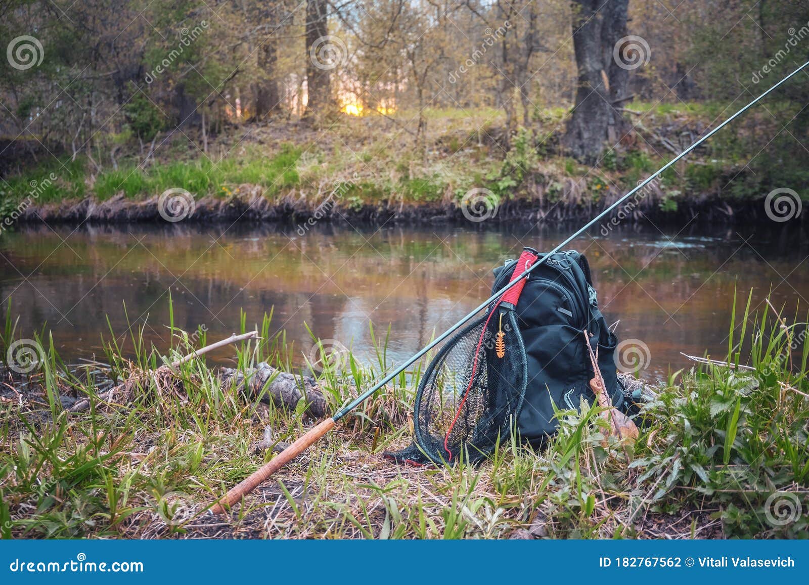 https://thumbs.dreamstime.com/z/fishing-rod-backpack-fishing-gear-river-bank-tenkara-fishing-rod-backpack-fishing-gear-river-bank-tenkara-182767562.jpg