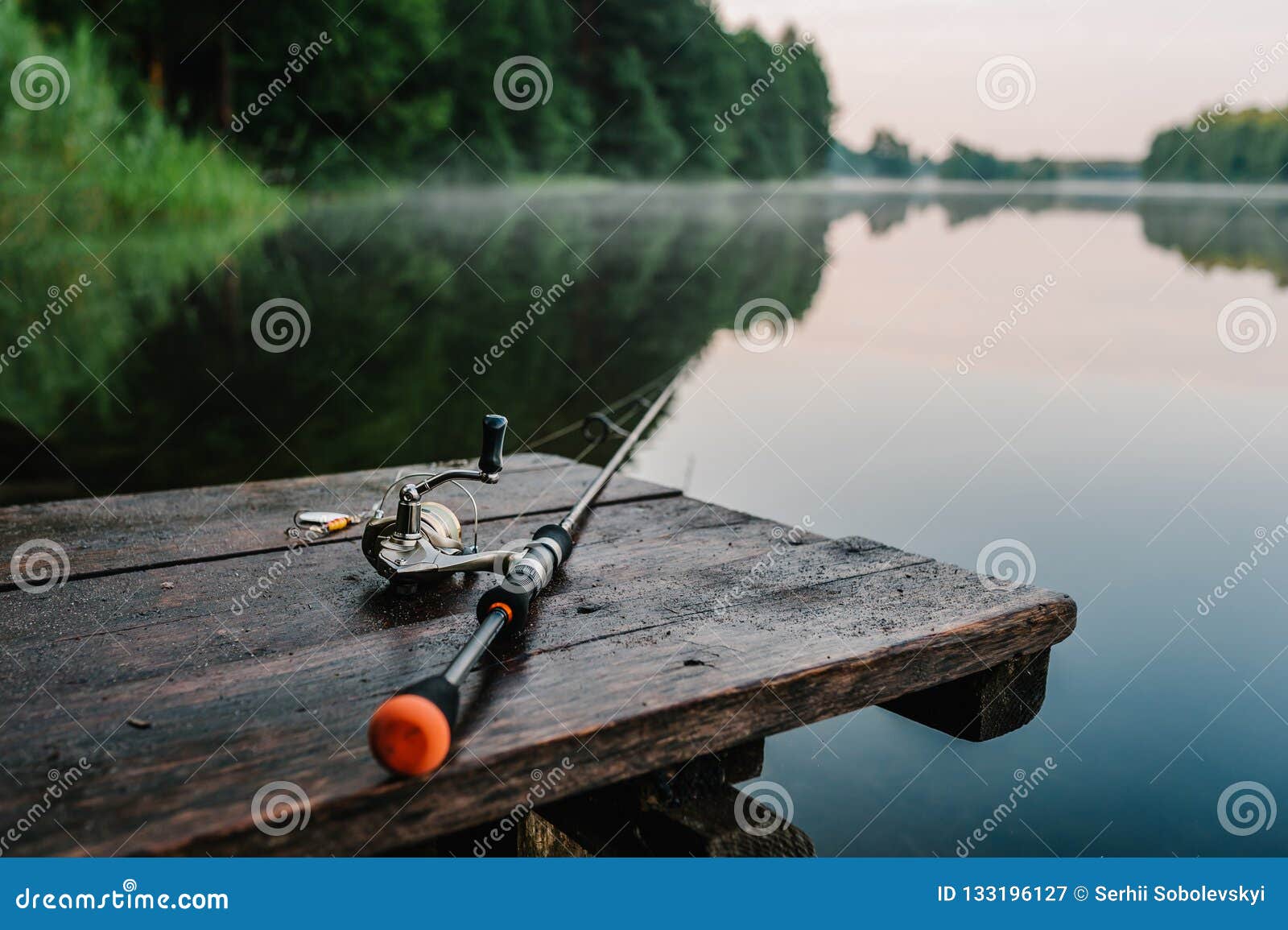 https://thumbs.dreamstime.com/z/fishing-rod-spinning-reel-background-pier-river-bank-su-sunrise-fog-against-backdrop-lake-misty-morning-wild-nature-133196127.jpg
