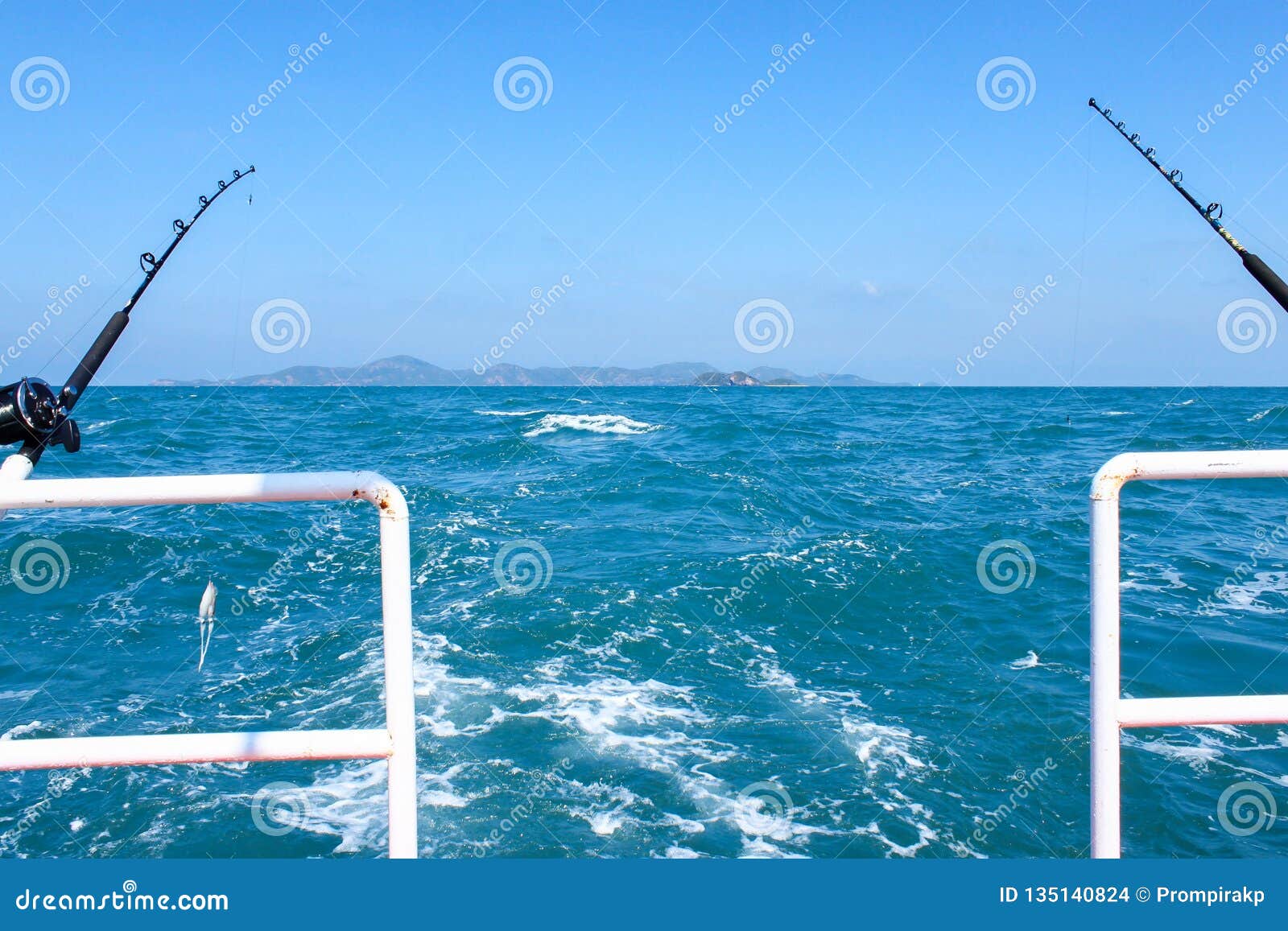 https://thumbs.dreamstime.com/z/fishing-rod-squid-hanging-fishing-line-prepared-to-offshore-fishing-boat-ocean-fishing-rod-squid-hanging-135140824.jpg