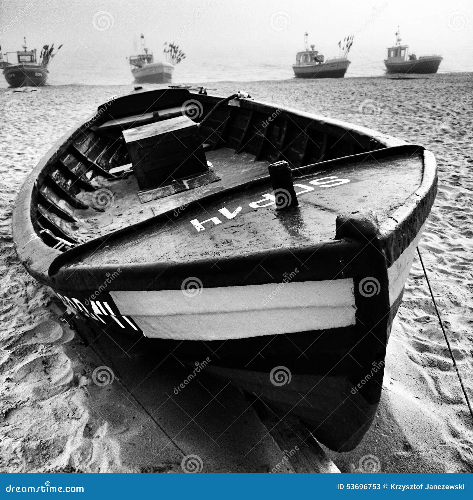 Fishingboat Sulla Spiaggia Sguardo Artistico In Bianco E Nero Fotografia Stock Editoriale Immagine Di Acqua Sguardo