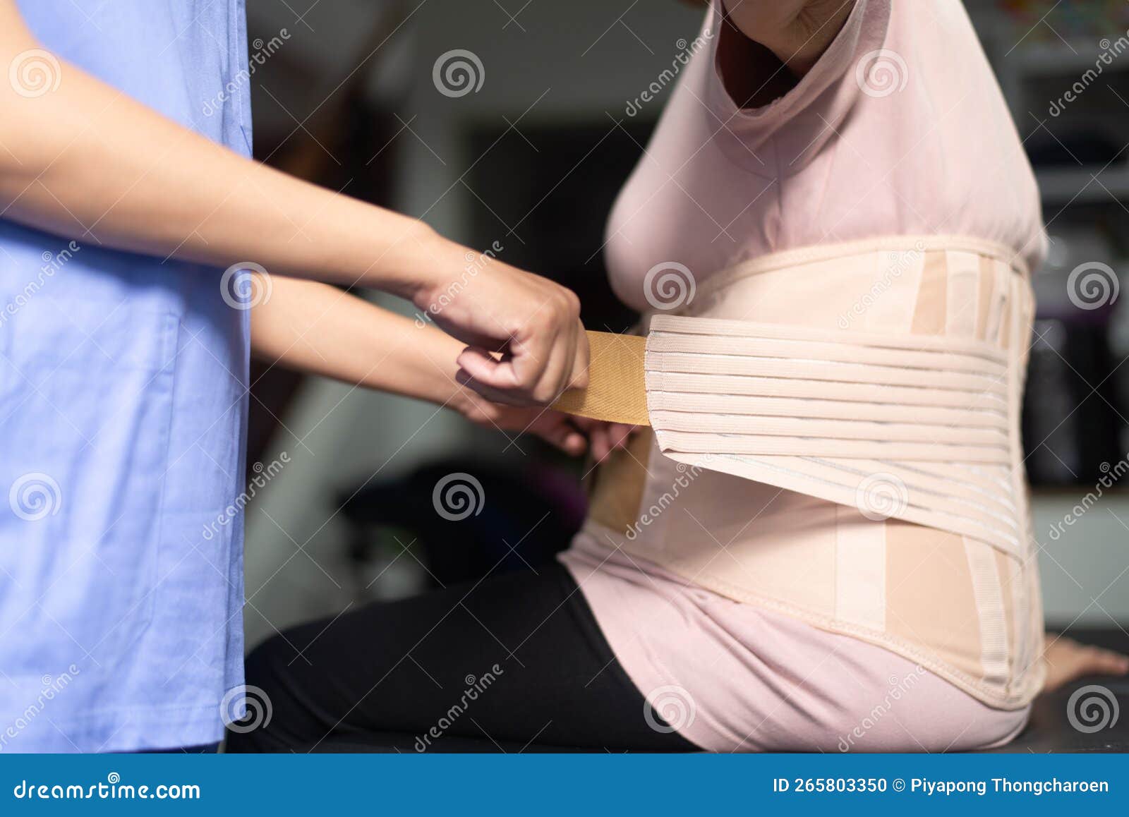 Fisioterapeuta Ajudando Mulheres Idosas Doentes Com Corset Ortopédico Na  Clínica Foto de Stock - Imagem de senior, ortopedia: 265803350