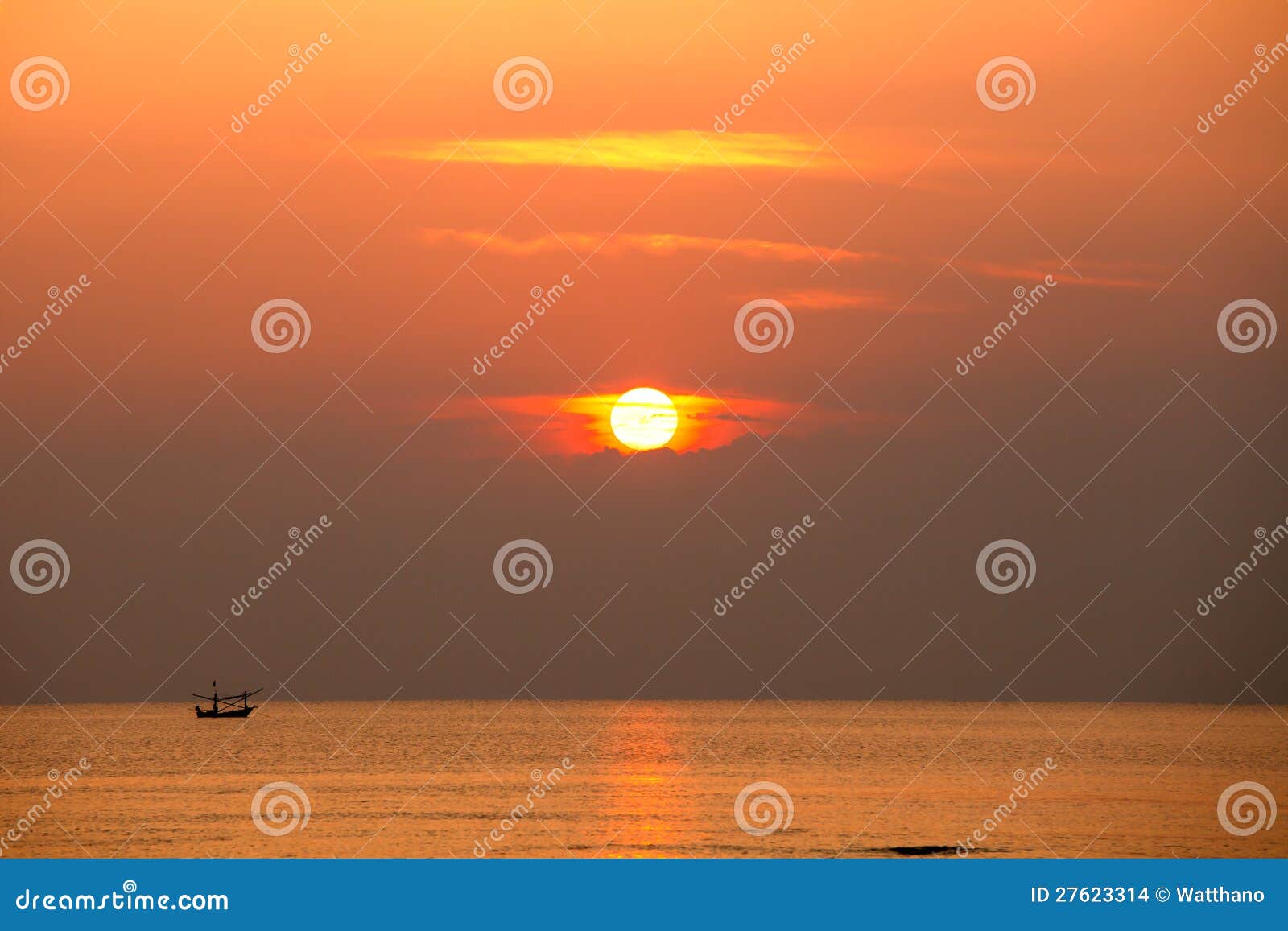 Fiskaresilhouette på hav av soluppgången, Thailand