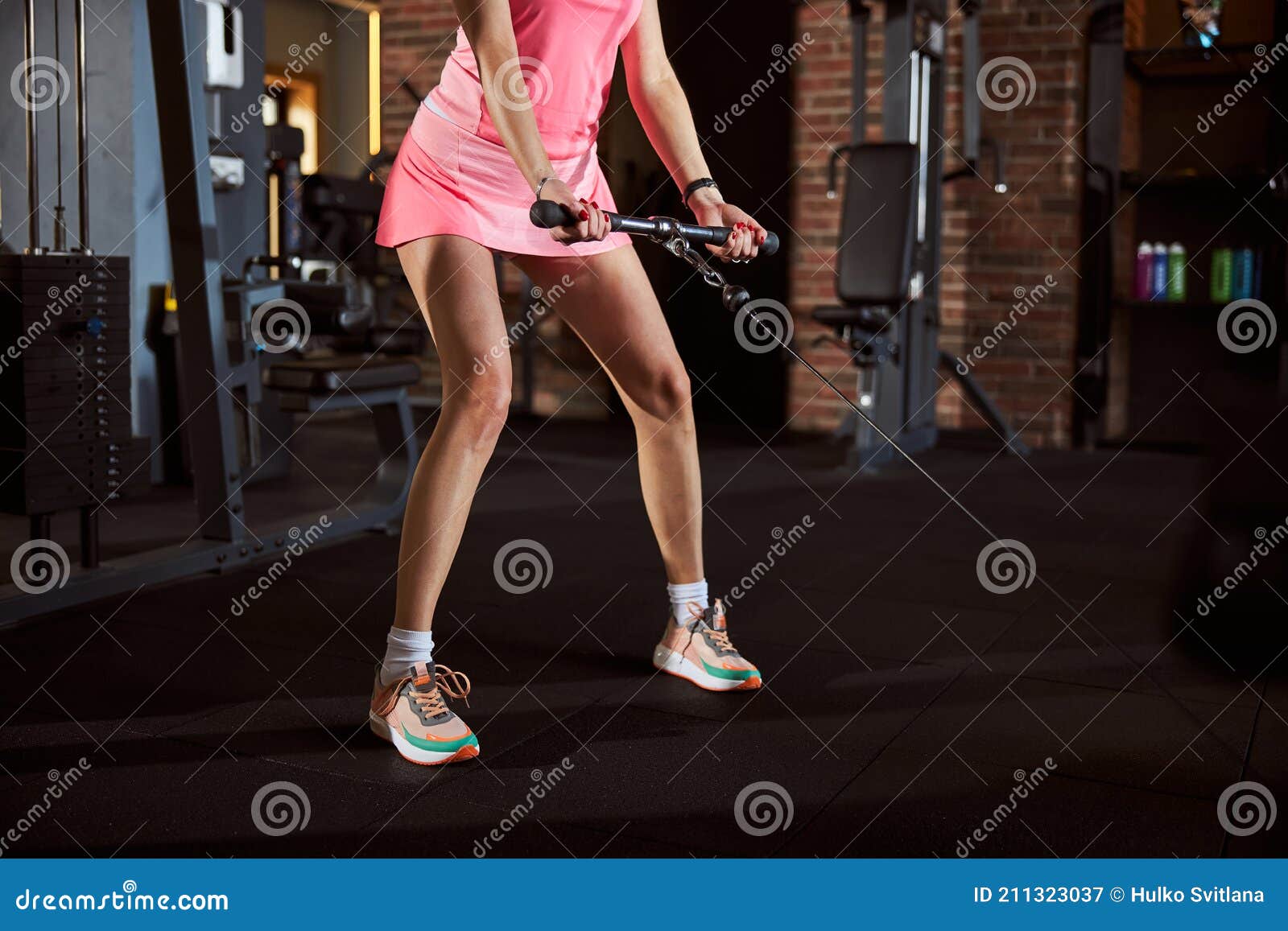 Fit Lady in Pink Outfit Hacer Ejercicio En El Gimnasio Imagen de archivo -  Imagen de atleta, rosa: 211323037