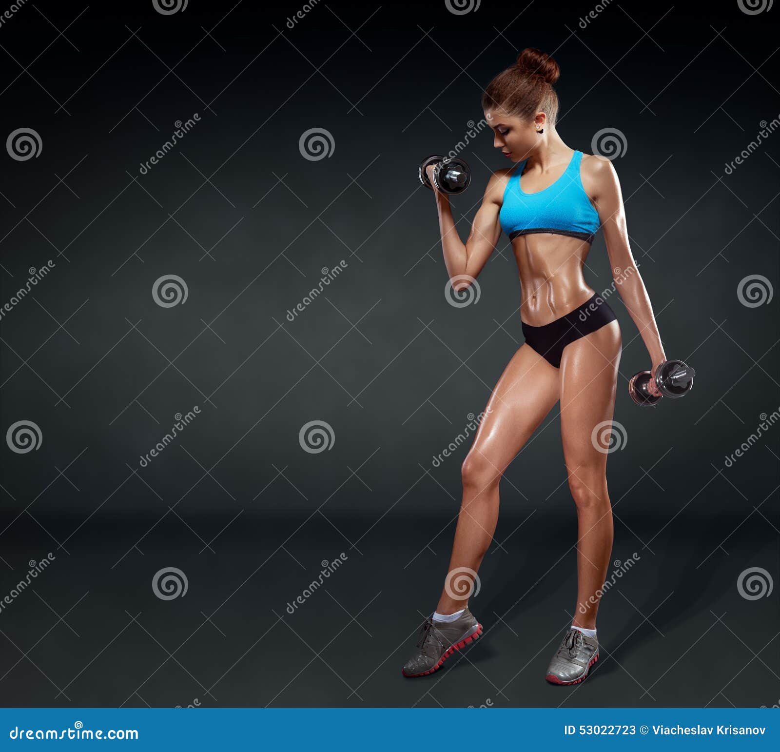 Sexy fitness woman. Beautiful athletic girl, isolated on the gray  background фотография Stock