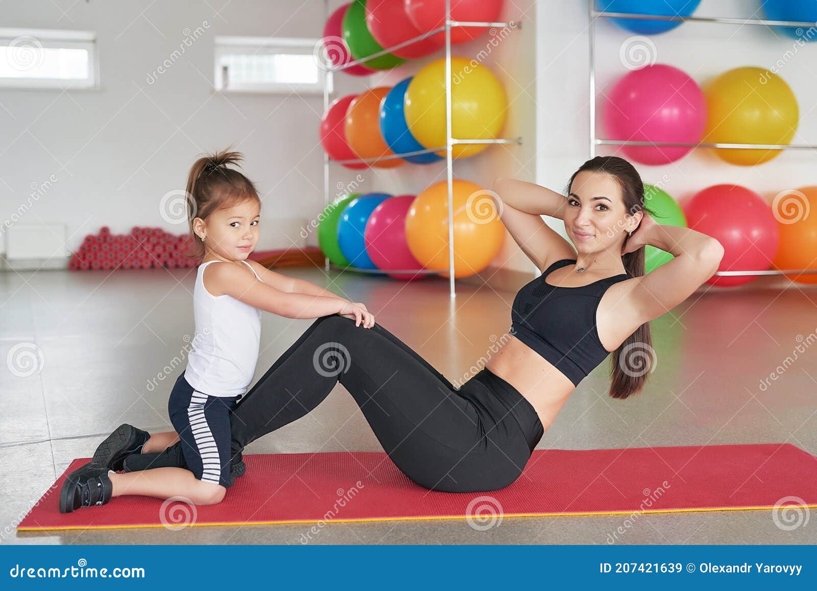 Fitness Moeder En Kind. Sportactiviteiten Met Kinderen. Fitnesscentrum. - Oefeningen Over - En Babygymnastiek. Gezondh Stock Afbeelding - Image of vrolijk, ouder: