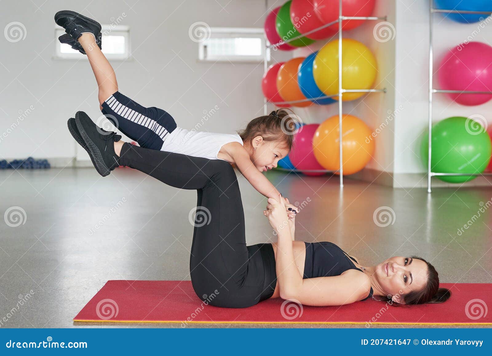 Fitness Kind. Sportactiviteiten Met Kinderen. Fitnesscentrum. Yoga - Over Moeder - En Babygymnastiek. Gezondh Stock Afbeelding - Image of kind, ouderschap: 207421647