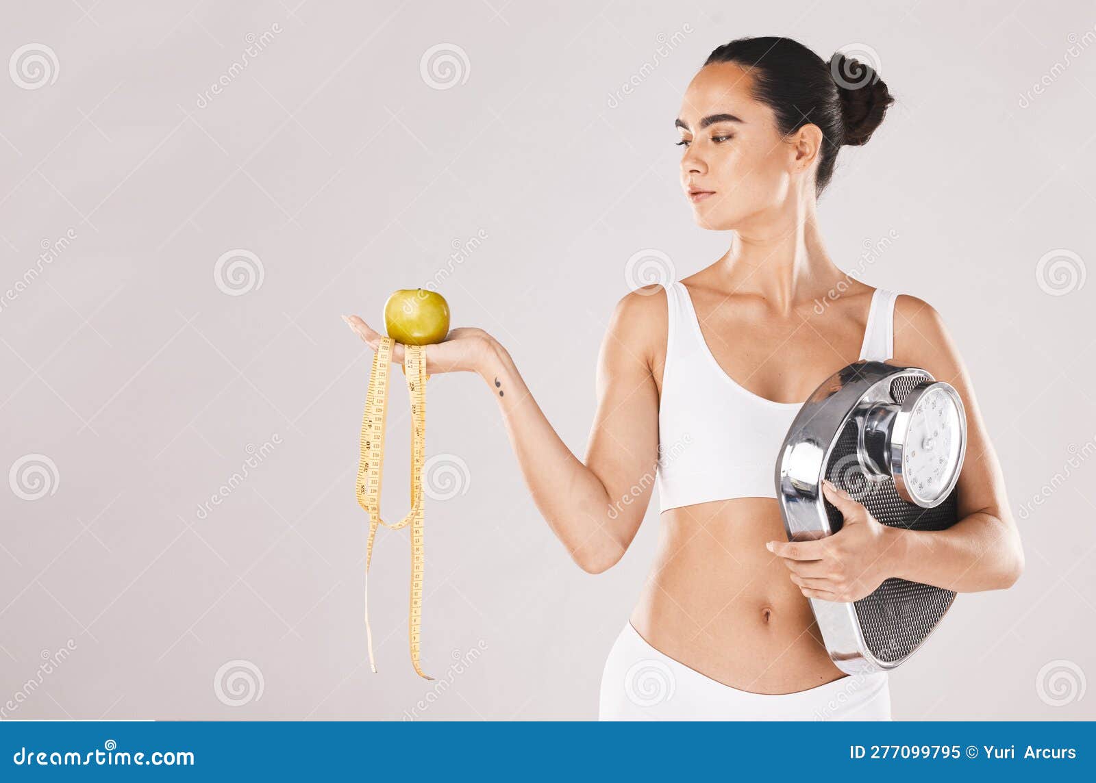 Fitness Santé Et Femme Avec L'échelle Et La Pomme Pour Poids Diète Et  Nutrition Sur Fond Blanc Studio. Exercice Image stock - Image du pomme,  athlète: 277099795