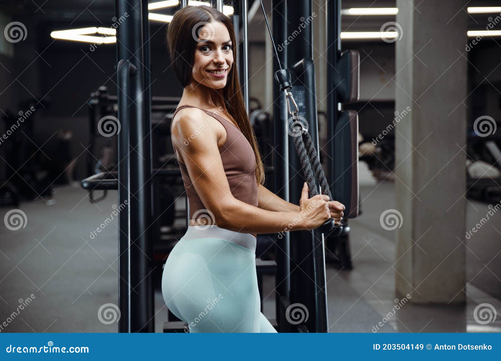 Hot female booty in the gym