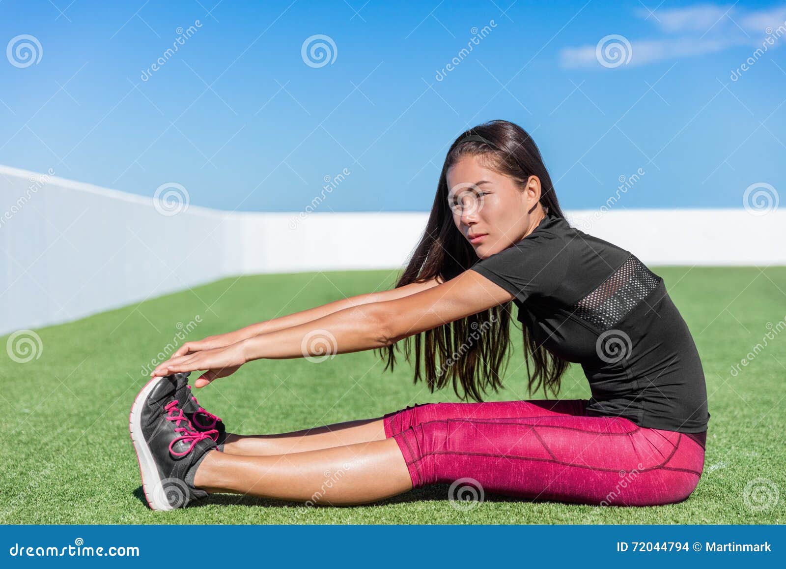 12,200+ Seated Leg Stretch Stock Photos, Pictures & Royalty-Free