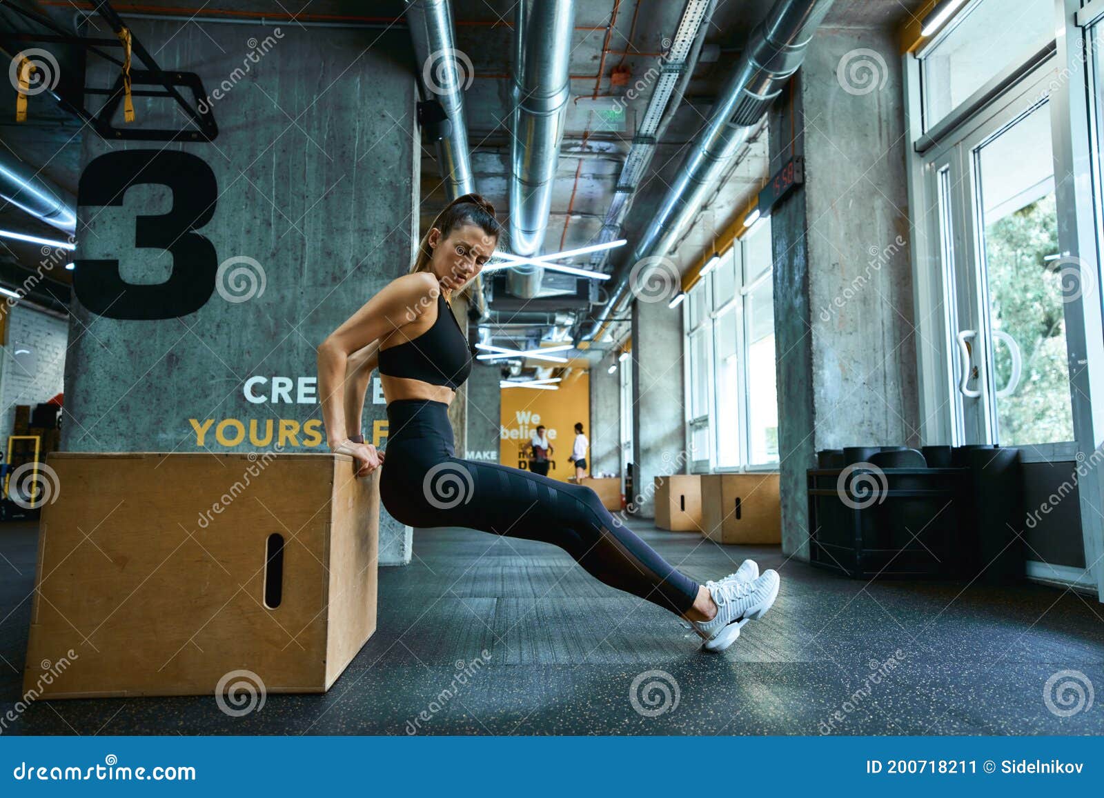 https://thumbs.dreamstime.com/z/fitness-workout-full-length-young-athletic-woman-sportswear-doing-triceps-exercises-wooden-crossfit-jump-box-fitness-200718211.jpg