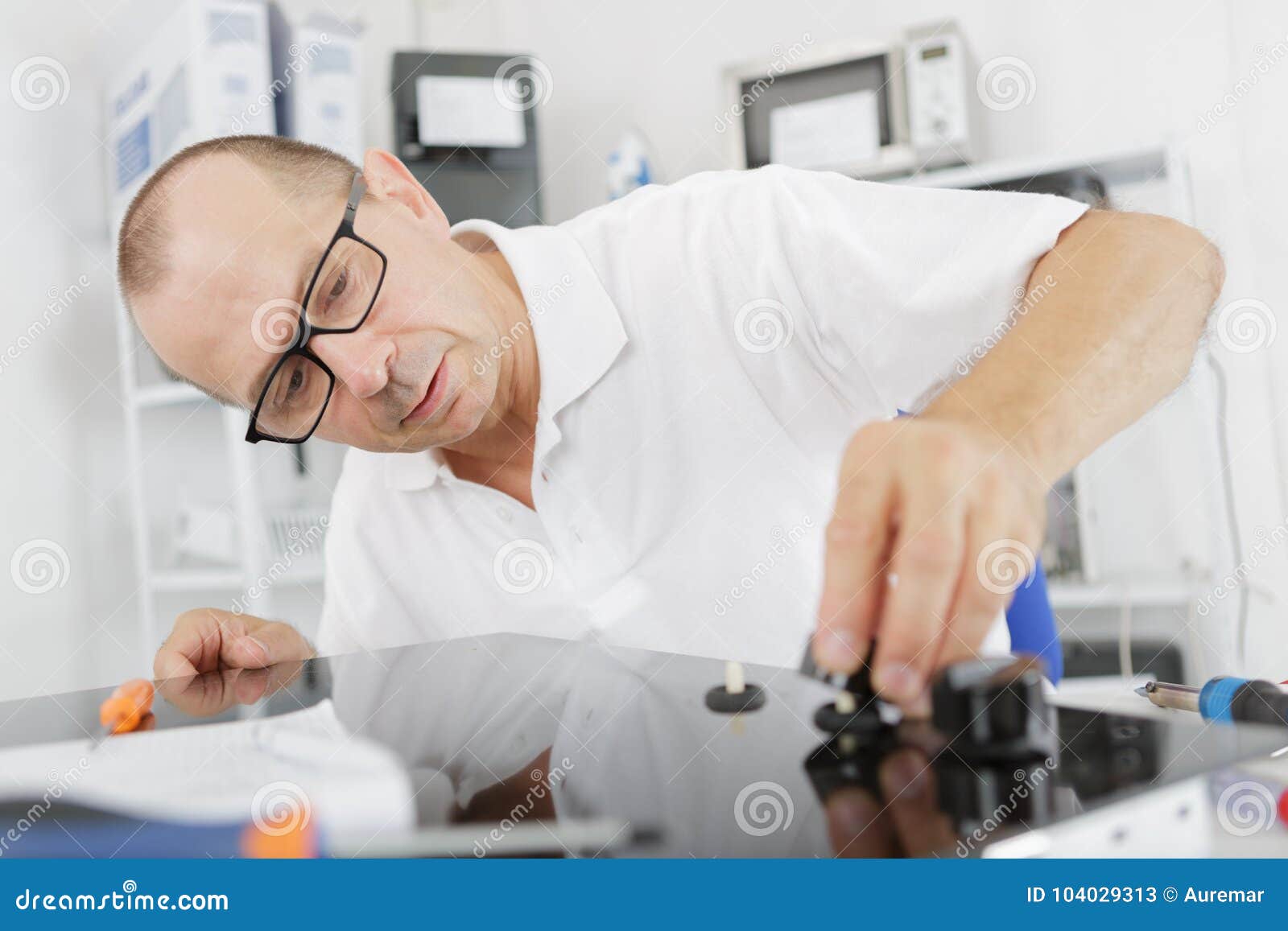 Fitting new kitchen hob stock image. Image of hobs, energy 104029313