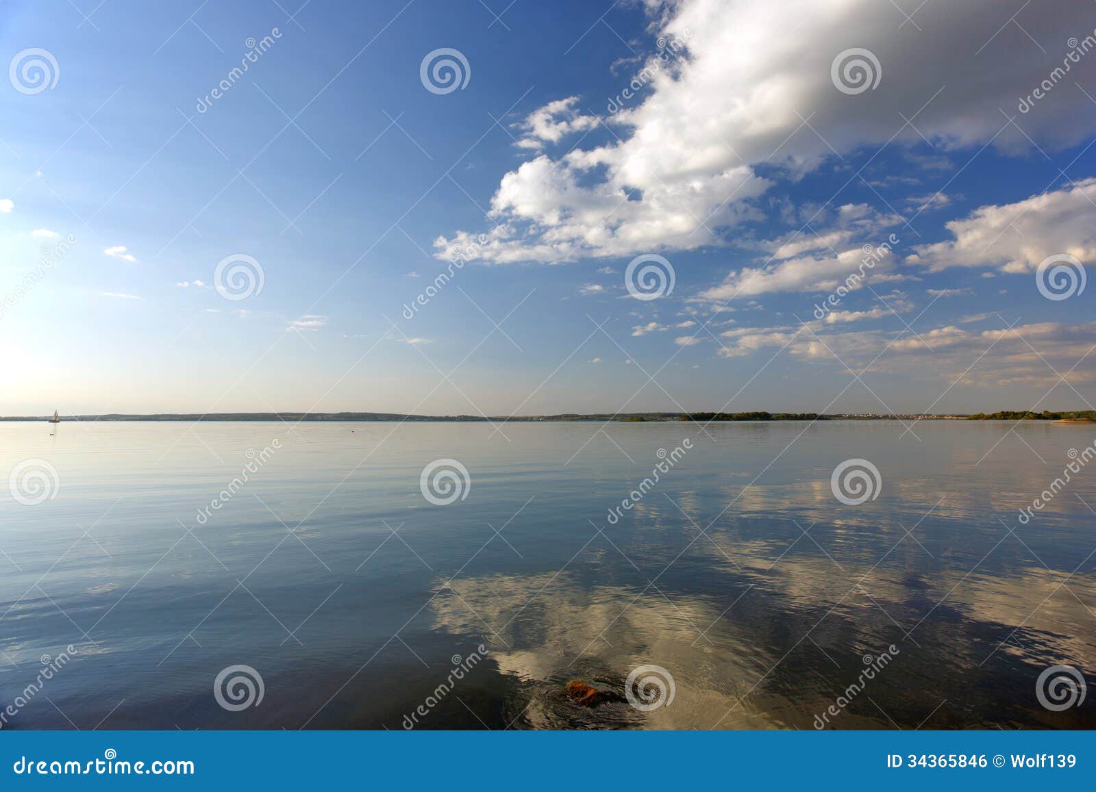 Fiume e nuvole con la riflessione in acqua. Fiume e nuvole in cielo con la riflessione in acqua